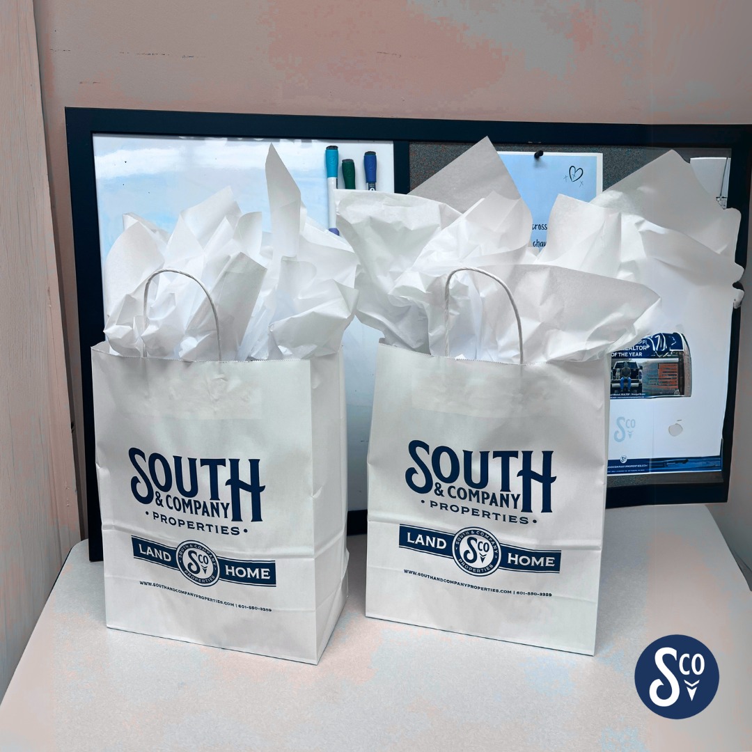 ✨ It might look like just a white bag... but it’s actually a “you just bought a home and we’re obsessed with you” kind of gift. 🏡💼
We take pride in our closing gifts—simple on the outside, full of love (and surprises) on the inside. 💝
#ClosingDayFeels #WelcomeHomeGift #NotJustAWhiteBag #RealEstateWithHeart