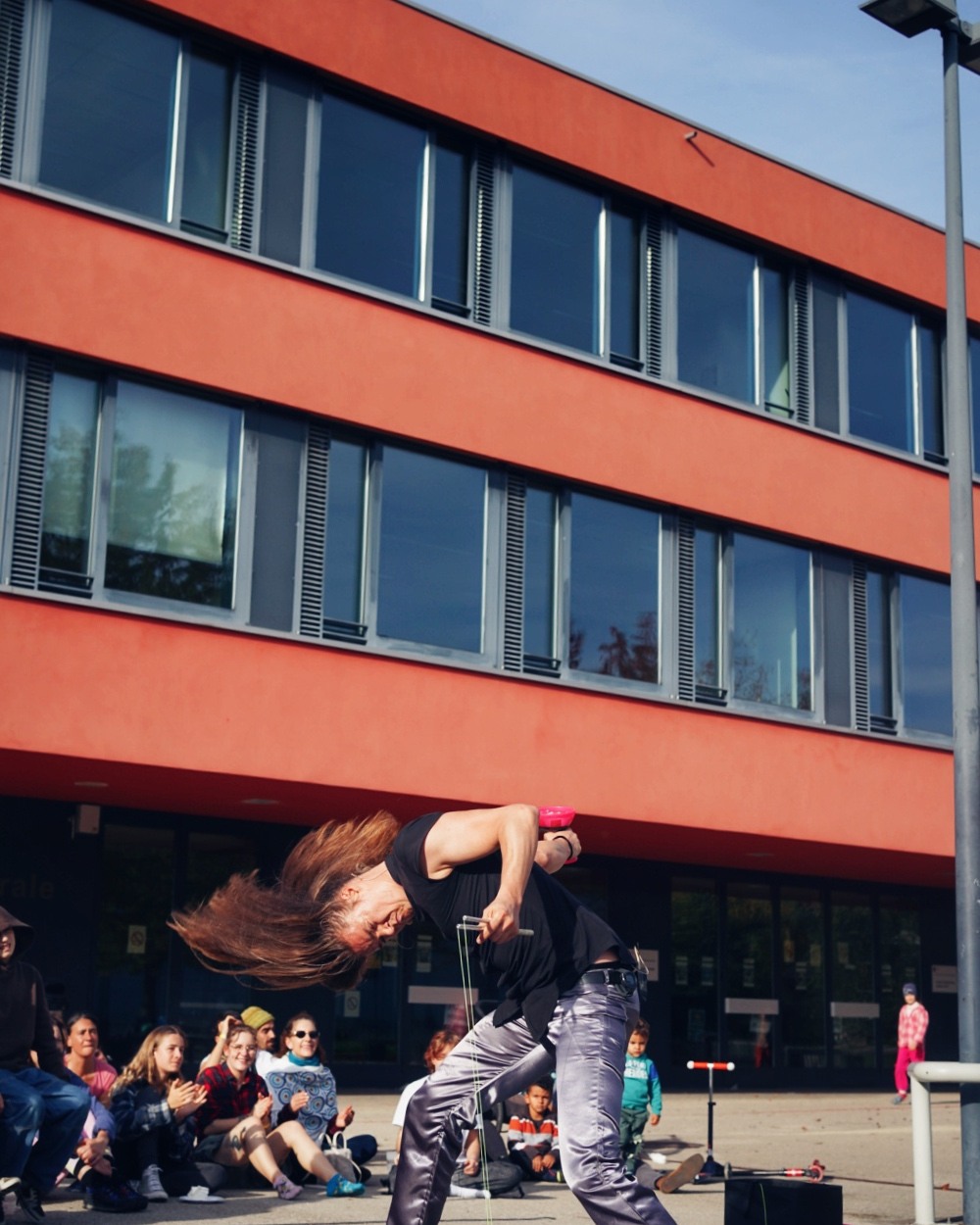 Mon spectacle # Authentique arrive bientôt dans les rues… à ne pas manquer !🙃📷 @lisapolansky_photo
.
.
.
.
.
.
#janhimself #ilovemyjob #swissartist #swissevent #event #swisswedding #streetartist #artsderue #spectaclederue #strassenshow #streetartist