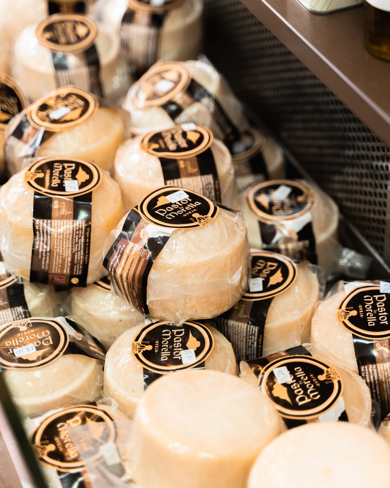 🧀 Si passes per #Morella, no pots deixar passar l'oportunitat de visitar la nostra tenda!
Ens trobaràs al carrer principal, al número 47 del carrer Juan Giner, amb una selecció dels nostres formatges més especials i altres productes artesans del territori.
Tant si busques un bon record gastronòmic com si vols gaudir d’un bon formatge a casa… t’esperem!
Vine, tasta i emporta't un trosset del nostre sabor més autèntic.
#pastordemorella #elsportsésautèntic #morella #elsports #formatgeartesà