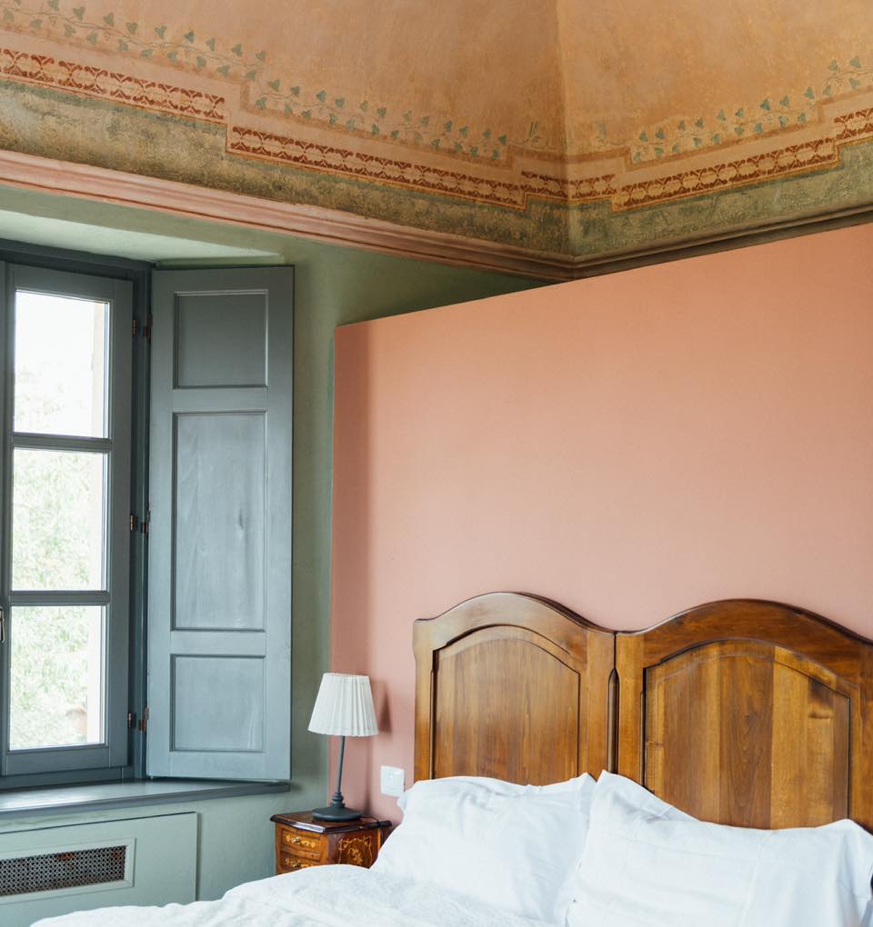 Recharging in the Barolo suite 🍑💤
Want to take a nap here in 2025?
•
•
•
#piedmont #castellodivaglio #piemonte #asti #italien #italy