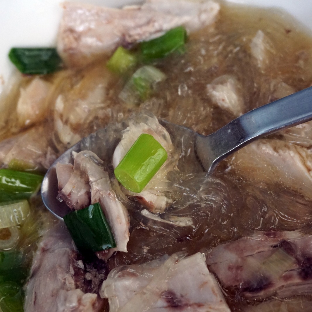 HAWAIIAN CHICKEN LONG RICE 🍗🍲🍗This recipe is simple, delicious, and GRAIN-FREE! Chicken thighs are simmered in ginger-and-garlic infused chicken broth, with green onions and bean thread (cellophane) noodles added at the end.
🍗🧄😍INGREDIENTS:
• 2 cups chicken bone broth, preferably homemade
• 2 cups filtered water (or use more chicken broth if using storebought broth)
• 6 bone-in, skin-on chicken thighs, preferably non-GMO
• 2 cloves garlic, peeled and minced
• 1/2 tsp dried ginger
• 1 Tb sea salt
• 1/2 tsp soy sauce (I use gluten-free organic tamari)
• dash cayenne pepper
• 1 tsp rice vinegar
• 5 green onions, sliced, with white and green parts separated
• 4 ounces bean thread (cellophane) noodles
GET THE FULL RECIPE HERE 👇👇👇: https://www.nourishedandnurturedlife.com/post/hawaiian-chicken-long-rice-grain-free-gluten-free-dairy-free