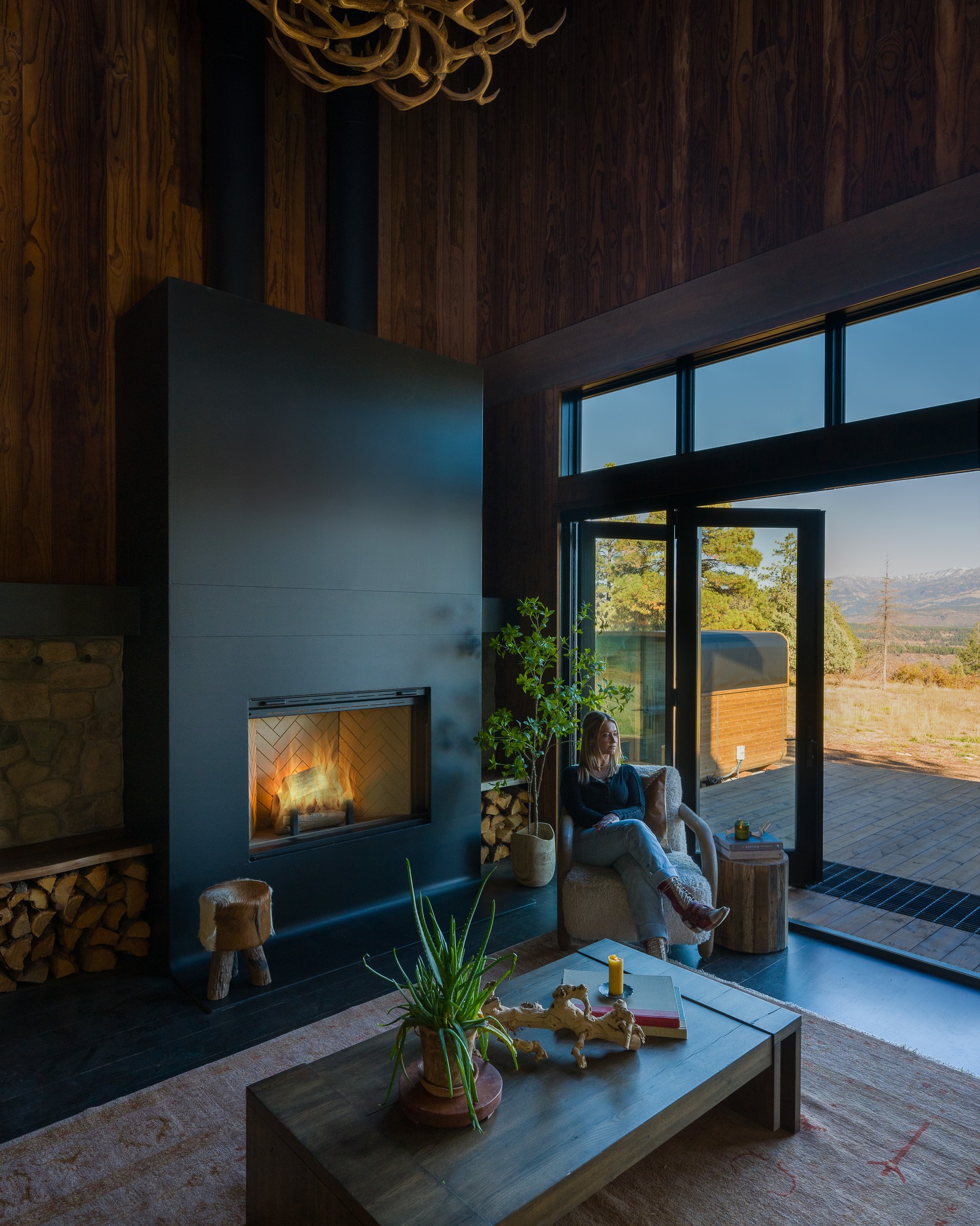 Slow days, warm fires, and wide open views. Sometimes doing nothing is exactly what you need.
.
.
Design: @rootdesignco
Model: @cheyyotee
.
#luxuryinteriors #mountainliving #design #architecture #interiors #customhome #colorado #mountainmodern #lovewhatyoudo #beinovativ #production #marketing