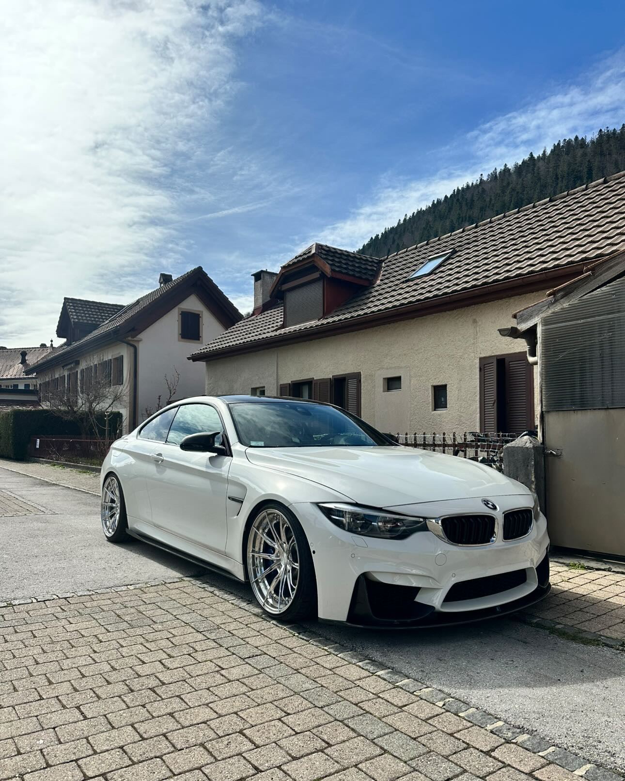 🔥 Quand performance rime avec sécurité !
La sublime M4 de @M4_.tiago s'est parée de notre lame avant MP en carbone. Une pièce d'exception homologuée DTC avec certification protection piétons 🏁✅
✨ Le meilleur des deux mondes :
• Look authentique
• Homologation Suisse complète
• Qualité carbone premium
Prêt à transformer votre M en restant 100% légal ? 👉 Lien en bio
#BMWM4 #CarbonFiber #BMWMpower #BMWSwitzerland #CarbonDriver #StreetLegal #BMWparts #BMWperformance #BMWlife