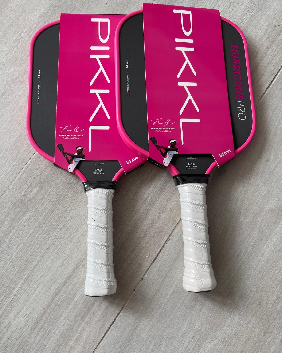 🏓🌪️ PIKKL Hurricane Pro – Spin, potencia y control en una sola paleta.
Disponible en Tyra Black Edition 14mm (más power) o 16mm (más control), esta paleta está hecha pa’ jugadores que quieren rendir en todos los niveles 🔥
✅ Cara de carbono crudo T700 – más spin y toque preciso
✅ Construcción termoformada unibody – más rigidez y durabilidad
✅ Núcleo Hex-Core – consistencia y control total
✅ Espuma PUR-Cell alrededor – sweet spot más grande y menos vibración
✅ Mango Pro-Grip de 5.5" – ideal pa’ backhand a dos manos y agarre cómodo
📍 Entrega en el área metro o envío a toda la isla
www.erniezonepickleball.com
#HurricanePro #PIKKLPR #ErnieZone #PickleballPR #MarketplacePR #VamosPaLaCancha #PIKKL #Pickleball #pickleballaddict