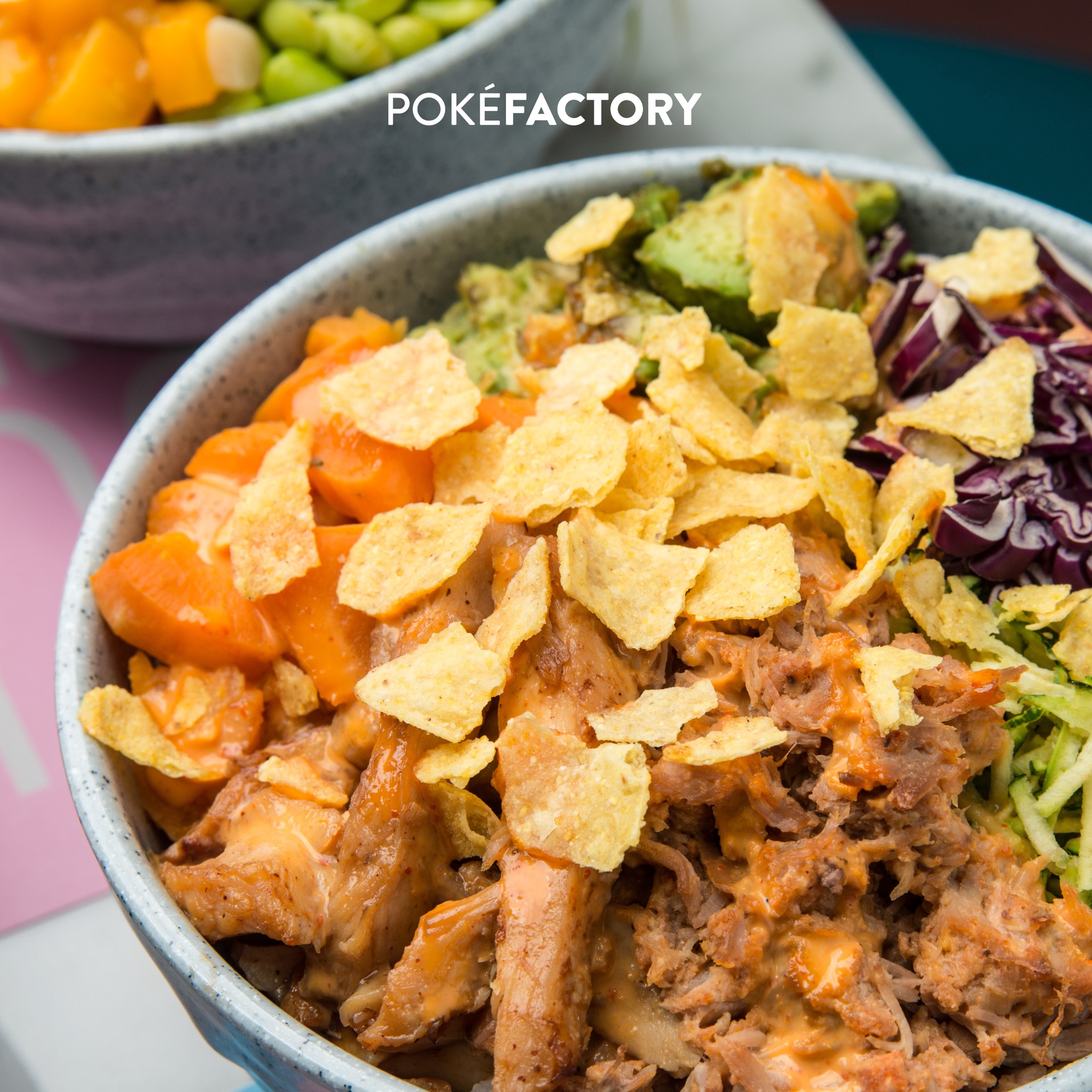 È da perderci la testa la nostra #signaturebowl 👉🏻 PULLED PORK 💥
Base a scelta, pulled pork, pollo teriyaki, avocado, cavolo viola, patate dolci, zucchine alla julienne, spicy mayo e croccantissimi nachos 😍
Vieni a trovarci in store oppure ordina dalla nostra #APP 📲
#pokefactory #app #ordinaora #pulledpork