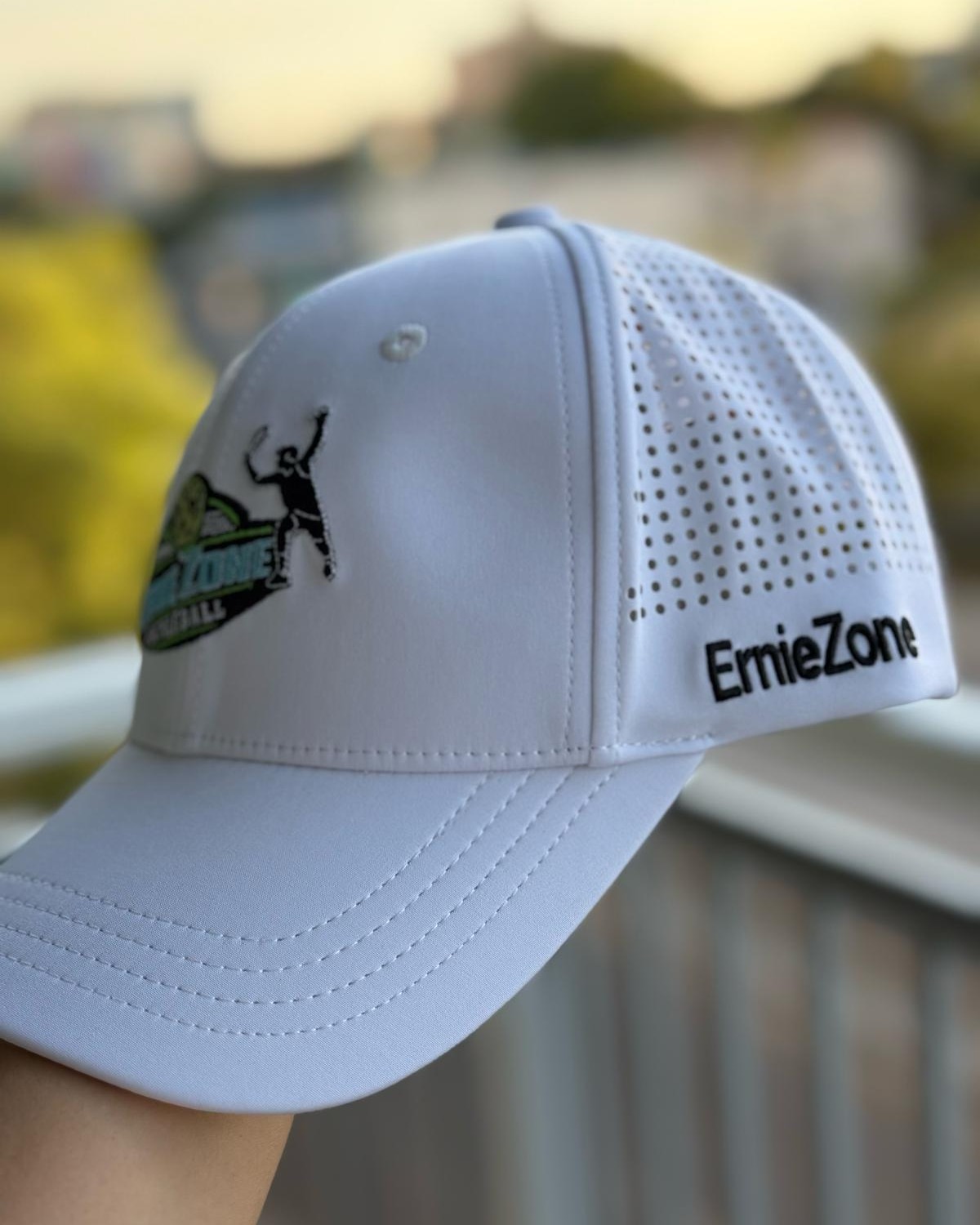 🧢✨ No es solo una gorra… es actitud en la cancha.
La gorra blanca de Ernie Zone Pickleball llegó pa’ completar tu flow como jugador de verdad. 😎🏓
Liviana, cómoda, y hecha pa’ esos días de calor intenso donde el sudor no perdona.
Con paneles respirables, cierre ajustable y ese logo que representa el juego que amamos. 💪💥
✅ Ultra fresca y ligera
✅ Ajuste perfecto
✅ Look limpio y profesional
✅ Ideal pa’ jugar o tirar foto pa’l 'gram 📸
🎯 Disponible ahora en 👉 www.erniezonepickleball.com
#PickleballPR #ErnieZone #GorraPickleball #PickleballStyle #VamosPaLaCancha #PickleballPuertoRico