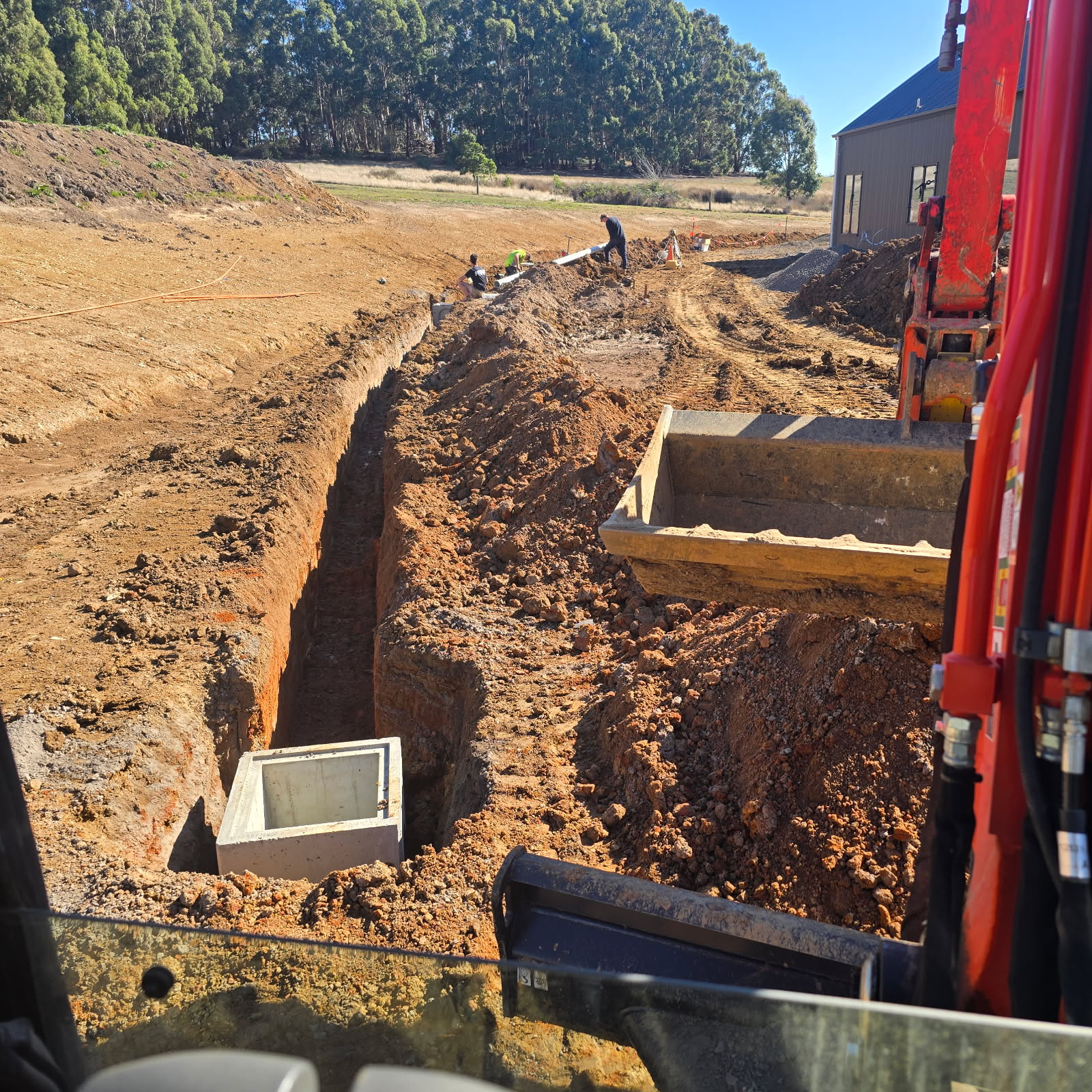 Project in Gordon! Our team hard at work installing stormwater pits and drainage systems to ensure proper water management for this property. 💧
#StormwaterManagement #Gordon #ConstructionUpdate #SustainableLiving #Promac #drainage #stormwater #plumber #kubota #plumbing #plumber #earthworks