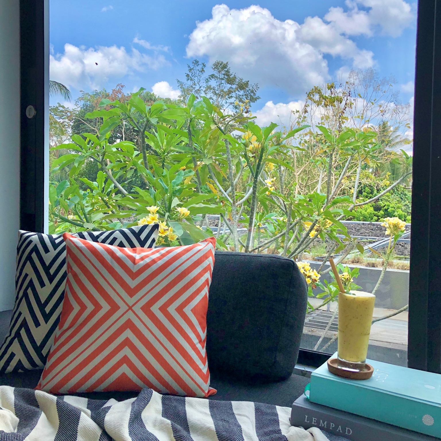 Settle into your cozy cabana by the pool and enjoy your favorite drink in total relaxation.
#Originubud #ubud #bali #ubudlife #relaxtime #traveler #travelgram #origintraveler #origincollection