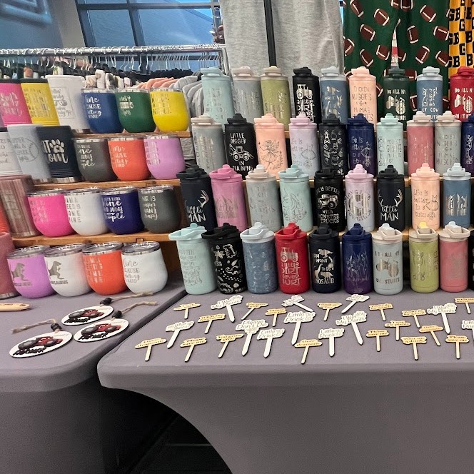 We are excited to have 🌸 Lori’s Little Side Gig 🌸 back at the Market again this year! Lori engraves drinkware, koozies (skinny & standard can sizes), various sizes of tumblers - 20 Oz to 40 Oz, kids' water bottles, and Frost Buddy products, along with engraved charcuterie boards and coasters. Make sure to check out her booth😊
#creekside #creeksidegreenhouses #creeksidegreenhousesmn