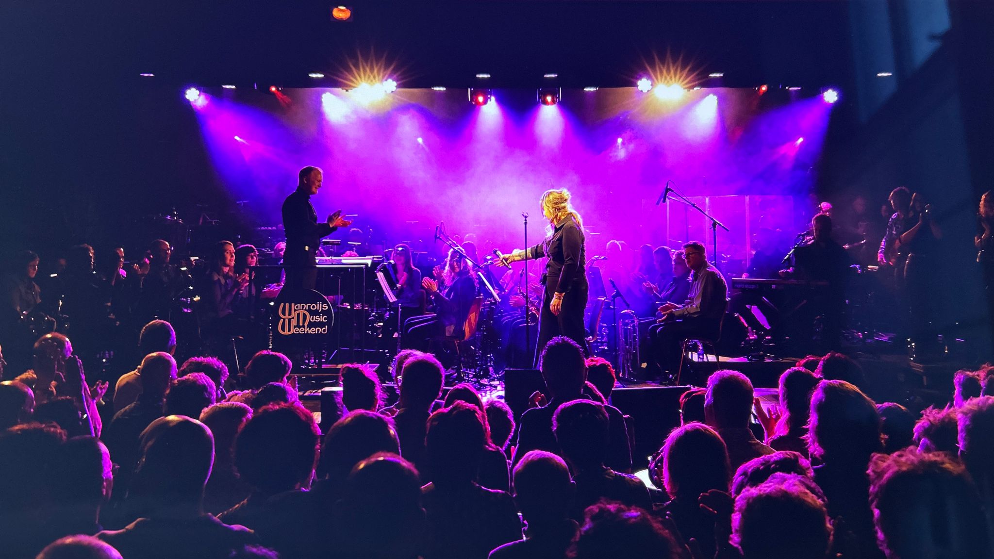 OOK VOOR ZONDAG EXTRA KAARTEN BESCHIKBAAR!
Naast extra kaarten voor de show van zaterdag komen er ook nog 20 extra kaarten (staanplaatsen) beschikbaar voor de show van zondag! Vanaf zaterdag 10.00 uur te koop op www.stjanwanroij.nl. Wees er snel bij, want op = op!