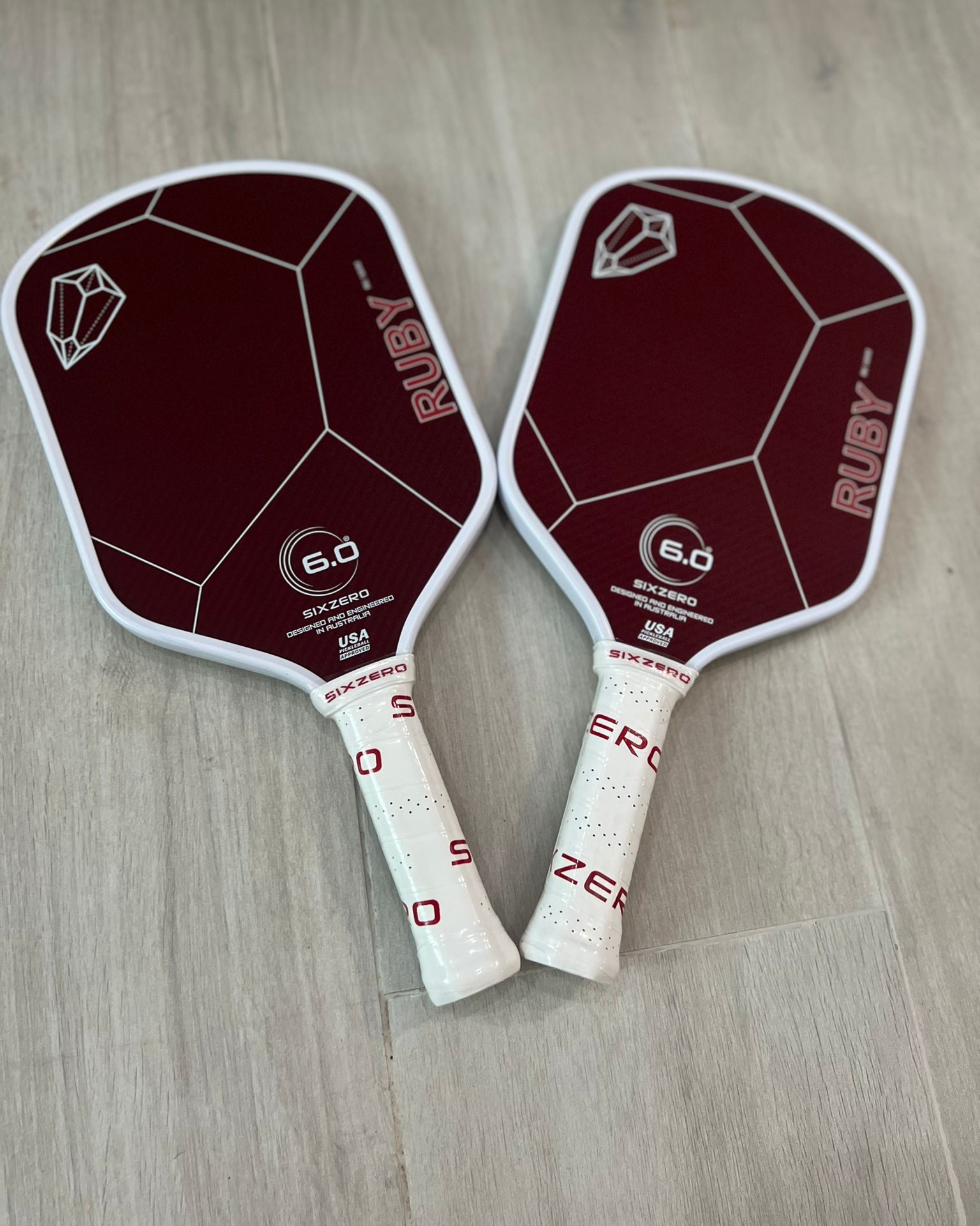 La Six Zero Ruby lo tiene todo — tecnología de última, materiales top y un diseño que llama la atención desde que entras a la cancha. 💎💥
✅ Cara de fibra Aramid 100% – más resistente que el carbono
✅ Superficie texturizada 3K pa’ spin salvaje
✅ Núcleo honeycomb de 16mm pa’ balance brutal entre power y control
✅ Mango elongado termoformado en 3D – menos vibración, más comodidad
✅ Tecnología Carbon Fusion Edge pa’ un sweet spot más grande y sensación sólida
✅ Diseño aerodinámico pa’ mejor alcance y precisión
✅ Grip en cuero perforado – se siente PRO desde que la agarras
📦 Producto nuevo, directo de caja
📍 Entrega en área metro o envío a toda la isla
💬 Escríbeme pa’ precio y detalles