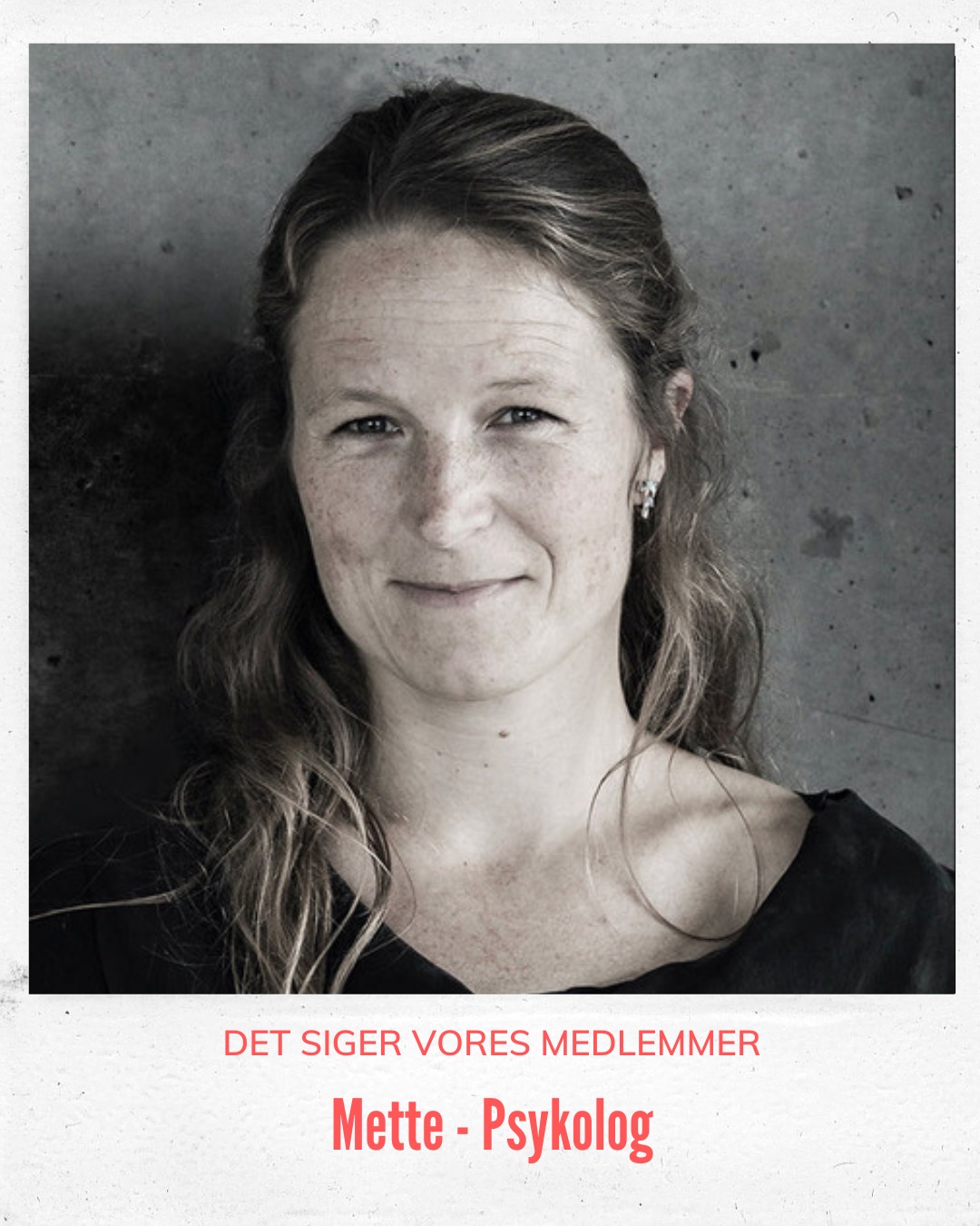 Hvad er det, der gør Work2gether så speciel? Vi har spurgt Mette Mørk og her er hendes svar.
Mette Mørk - Psykolog
Selvstændig siden 2020
▪️ Hvorfor har du valgt at være en del af Work2gether?
Roen, rammerne og mine kollegaer (øvrige medlemmer). Jeg holder af at være en del af noget, der er større end mig selv.
▪️ Hvordan vil du beskrive atmosfæren i Work2gether?
Det er en rar bygning at komme ind i. Der er smil, varme og god stemning - både blandt værterne og de øvrige medlemmer i huset.
Det er respekteret at være sig selv, og samtidig føler jeg mig altid velkommen i de forskellige hverdagsfællesskaber i huset.
▪️Hvad er det bedste ved at være en del af Work2gether?
Det gode fællesskab - der er altid nogen i huset. Jeg føler mig som en del af en arbejdsplads, selvom jeg ikke kender alle - og det er på trods af, at jeg ikke altid selv byder ind. Man skal heller ikke undervurdere betydningen af liv om morgenen, når man møder ind.
▪️Hvad er det vigtigste for dig i din hverdag som selvstændig?
Friheden til selv at strukturere mit arbejdsliv, samt at have rammer, som jeg trives i både fysisk og relationelt.
▪️Hvad er dit bedste råd til andre selvstændige?
Sæt et klart mål og sæt baren for indtjening lavt ved din opstart. Hav tålmodighed; det skal nok gå.