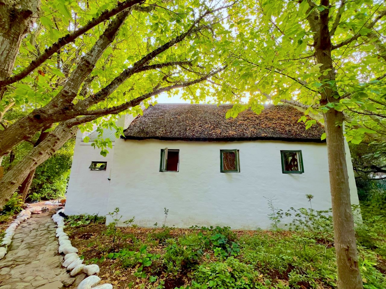 The Little Way...on a serene Sunday morning, this tiny chapel invites quiet reflection, a moment of stillness amid the gentle embrace of nature.
#TheLittleWay #TemenosRetreat #SacredStillness #McGregorMagic #temenosretreatmcgregor #temenosretreatcentre