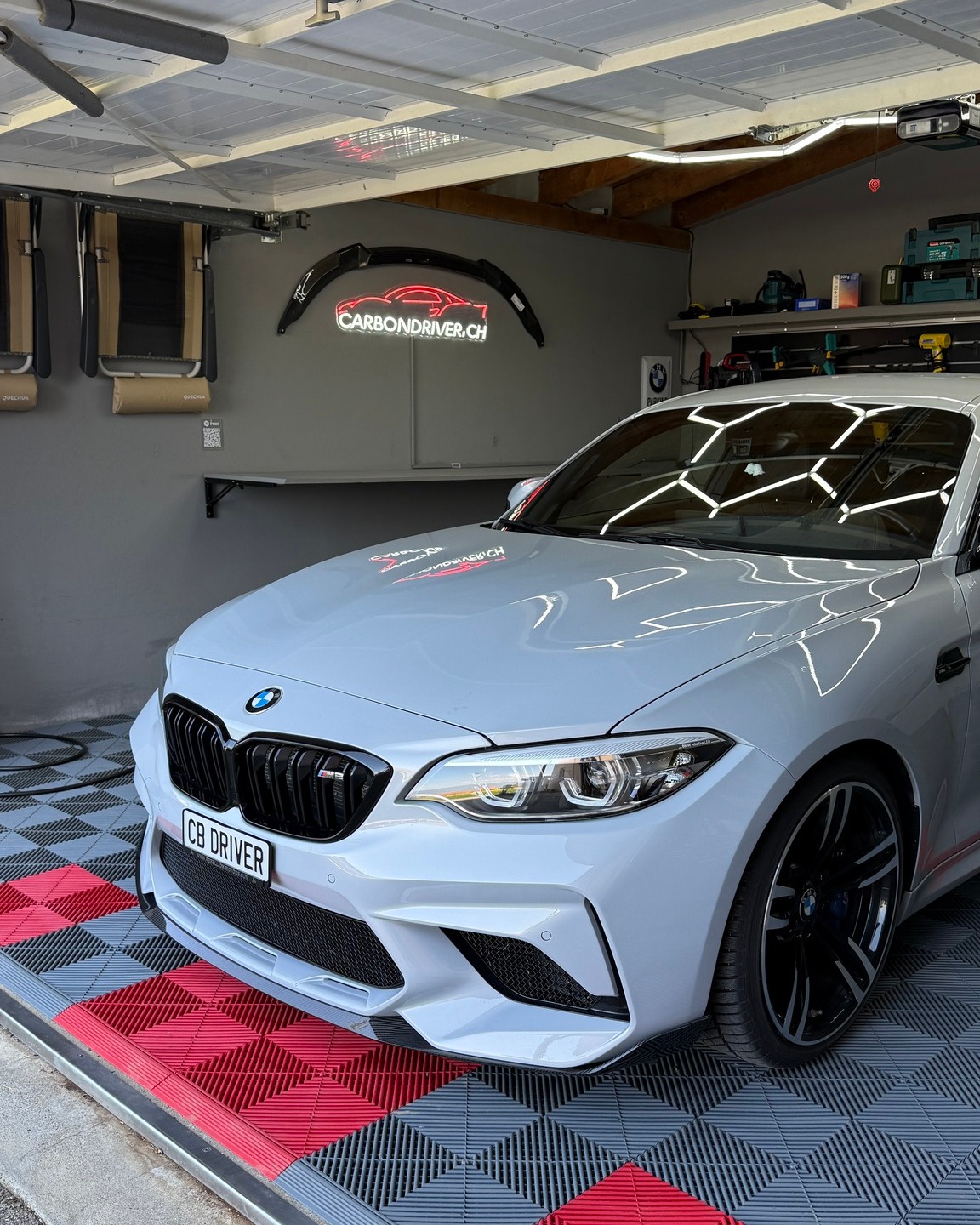 🔥 Double dose de carbone pour cette M2 Competition !
La magnifique M2 Comp' de @mxe_vge s'offre un look encore plus radical avec notre pack aérodynamique MP homologué :
• Lame avant MP carbone ✅
• Diffuseur arrière MP carbone ✅
Le tout avec homologation DTC Suisse, parce que chez Carbon Driver, on ne fait pas les choses à moitié ! 💪
Envie du même look pour votre M2 ? 🛠️
#BMWM2 #M2Competition #CarbonFiber #BMWMpower #BMWSwitzerland #CarbonDriver #StreetLegal #BMWparts #BMWperformance #SwissQuality #M2Nation"