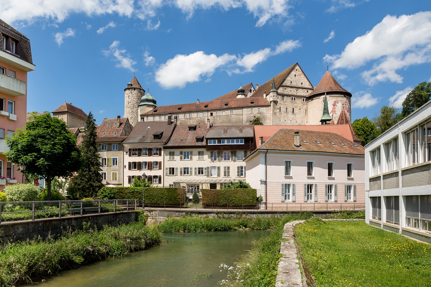 Träum weiter – aber in Kunst!
Warum einfach nur schlafen, wenn du in einem Kunstwerk übernachten kannst? «Chambres d’Art» in Porrentruy machen’s möglich!
Optische Illusionen�Dinosaurier-Zeitreise�Uhrmacherkunst & mehr!
Und als Bonus? Gratis Museumseintritt!
Bist du bereit für dein Kunstabenteuer? Markiere deine Kultur-Buddies!
#ArtLover #ChambresDArt #VisitJura #SchlafenInKunst #Porrentruy #verliebtindieSchweiz #visitswitzerland #myswitzerland #inlovewithswitzerland