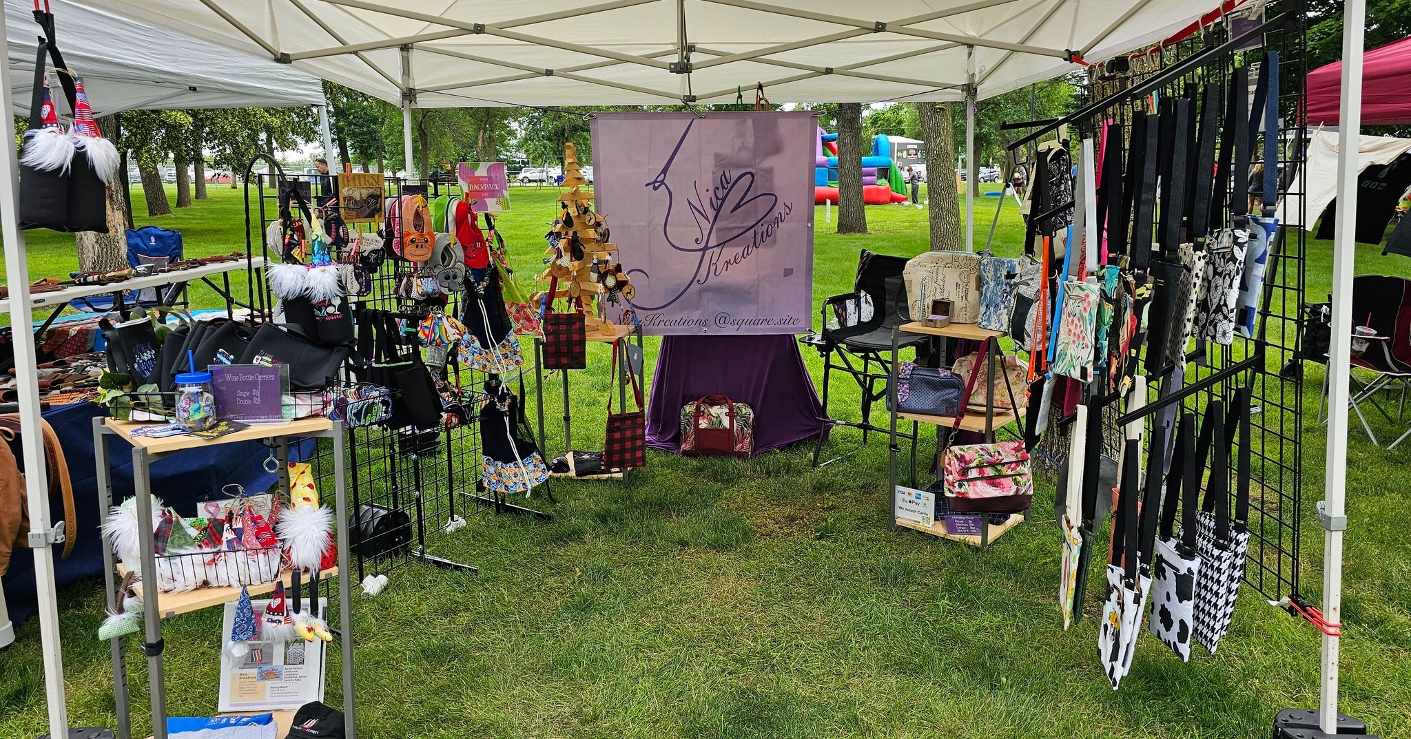 🌸New VENDOR ALERT🌸 We are happy that Nica Kreations will be at the Market this year! Nancy makes a variety of bags, purses, purse charms, insulated bottle carriers and coasters. Make sure to stop by her booth and check it out😊
#creekside #creeksidegreenhouses #creeksidegreenhousesmn