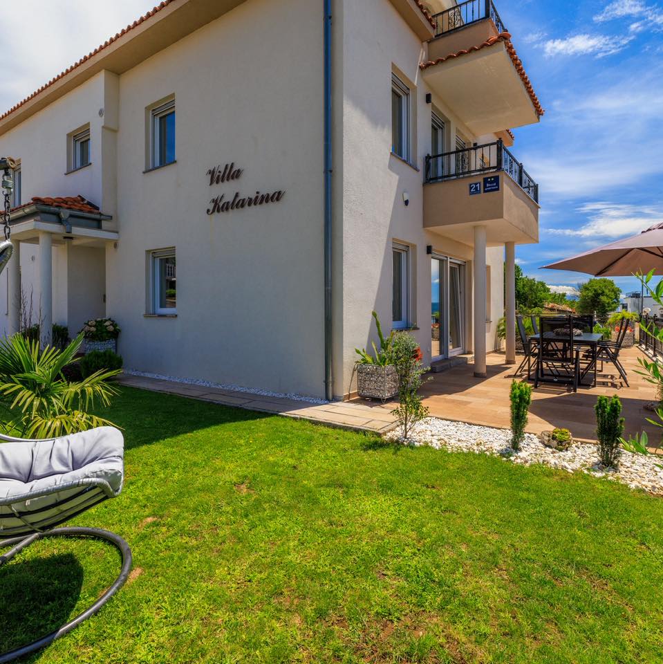 Dobrodošli! 🇭🇷
Willkommen bei uns in Crikvenica! 🌴
Euer Platz zum Durchatmen – mit traumhaftem Blick auf die Adria 🌊
In ruhiger Hanglage gelegen, erwartet euch unser liebevoll gestaltetes Ferienhaus mit zwei modernen Ferienwohnungen, privaten Balkonen und einem großen Pool zum Entspannen. 🏡☀️
Kostenlose Parkplätze? ✔️
Meerblick vom Frühstückstisch? ✔️
Ruhe, Komfort & mediterranes Flair? ✔️
Folgt uns, um einen Blick in unsere beiden Wohnungen zu werfen – und vielleicht ist euer nächster Urlaub ja nur noch ein Klick entfernt. 💙
_______________________________________________
Welcome to our place in Crikvenica! 🌴
Your getaway with breathtaking views of the Adriatic Sea.
Nestled in a peaceful hillside location, our charming holiday home offers two modern apartments – each with a private balcony and access to a spacious pool. 🏡☀️
Free parking? ✔️
Sea views at breakfast? ✔️
Relaxation, comfort & Mediterranean vibes? ✔️
Follow us to explore both apartments – your next holiday might be just a click away.
#crikvenica #croatiafulloflife #holidaybythesea #seaview #adriaticcoast #holidayhomecroatia #poolwithaview #summergetaway #visitcroatia