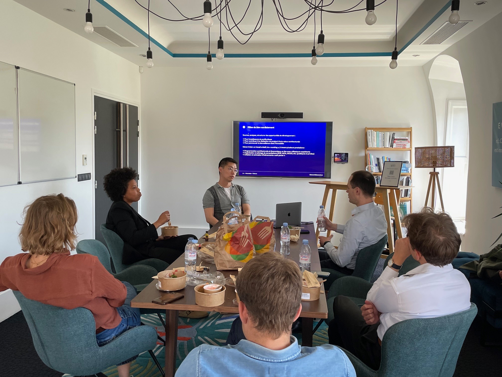 Lors de notre dernier « déjeuner culture », nous avons eu le plaisir d’échanger avec Matthew Won Picker, fondateur de bien cordialement.
Il nous a présenté son travail de développement immobilier à la croisée des mondes : projets atypiques, montages complexes, exigence architecturale… Une posture de curateur engagé, portée par un parcours résolument international – des États-Unis à Paris, en passant par Vienne, Rabat ou Milan.
Merci Matthew pour cet échange riche et inspirant 🙌