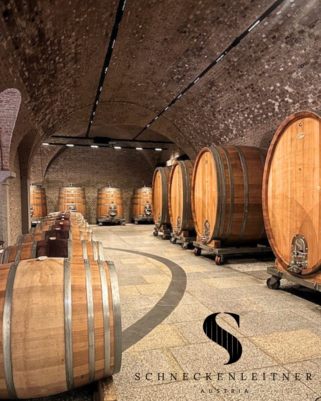 Spring is here — and so are @fassbinderei_schneckenleitner cask and puncheon orders in Austria. We’re proud to spotlight our long-standing partnership with Fassbinderei Schneckenleitner and one of their most iconic clients: @winery.schlossgobelsburg in Austria’s Kamptal region.
Family-owned since 1880, Schneckenleitner crafts premium Austrian oak and acacia casks, puncheons (500–800L), and upright conicals from their modern, vertically integrated facility along the Ybbs River. Their work is trusted in top cellars across Europe and North America.
At Schloss Gobelsburg — Austria’s oldest wine estate — 73 Schneckenleitner casks (27–55hL) are used to ferment and age wines from legendary vineyards like Ried Heiligenstein (Riesling) and Ried Lamm (Grüner Veltliner). The estate even sources tight grain oak locally from Manhartsberg Forest, with custom toasting and wheeled stands for outdoor cold stabilization.
🔍 At a glance:
• 73 oak casks for whites (80%) and reds (20%)
• 4 upright conicals for fermenting reds
• 160 600L demi-muids, primarily for red aging
💬 Discover more about this collaboration and Schneckenleitner’s craftsmanship on our blog — now live - https://www.bouchardcooperages.com/single-post/supplier-spotlight-schneckenleitner