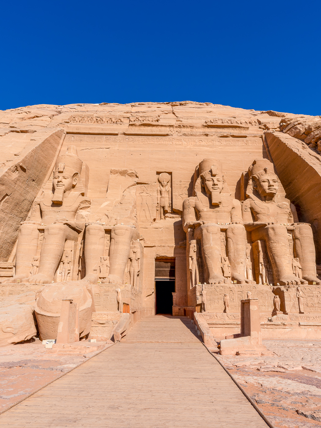 Worth the early wake up to experience Abu Simbel temple in the south of Egypt. In some many ways this is an ancient and modern day architectural marvel. Built over 3200, it was relocated to a higher position on the Nile in the 1960's to save it from flooding.
Shot with Sony A7CR with 16-35 GMII #sonydiadvocate #egyptphotography