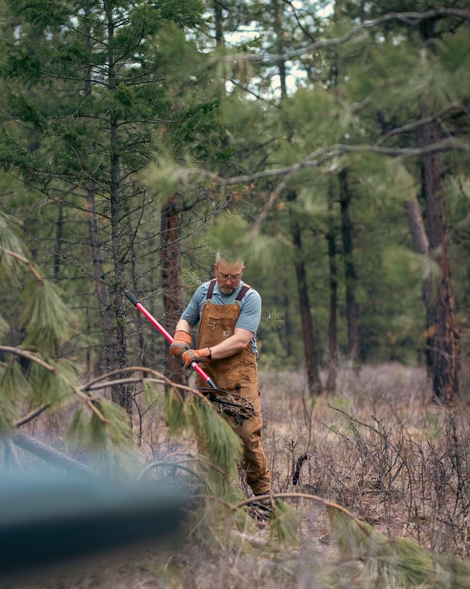 Fred hard at work on a big project—transforming the ‘Forgotten 25’ into a productive field for the herd. This area was once left unused and became a dumping ground, but Fred’s determination to restore it is turning it around. It’s a massive job, but the goal is clear: to create a healthy, sustainable space for the cows to roam. As new owners, Fred and the team are determined to leave the land in better condition for future generations, building a legacy of care and stewardship.
#kootneyphotographer #kootneysbc #kootneylife #ranch #cow #bull #highland #highlandcattle #highlandcow #highlandcattleofinstagram #farm #farming