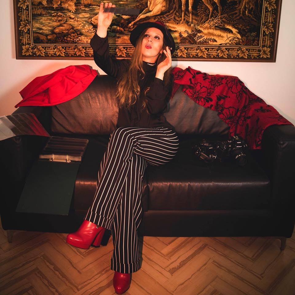 #elisanoricinemusica #CinemaVibes
#oldhollywoodenergy
#retroaesthetic #BehindTheVision
#CreativeProfessional
#MindBehindTheImage
#PowerInPresence
#ArtisticIdentity
#BrandYourArt