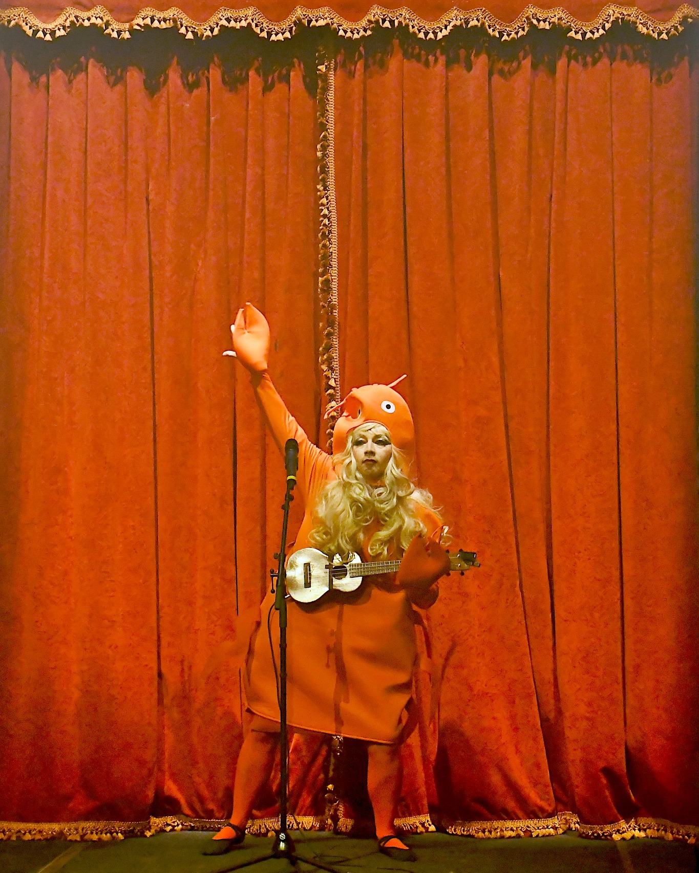 J'en rêvais, il s'est réalisé. Un plateau de fruits de mer incarné, des crevettes hors de contrôle, et une mayonnaise qui prend 🦐🍤💕
@angelemicaux et @lallamorte vous êtes mes reines des algues
Merci @labarbichette.cabaret @monsieur_k_et_cie de nous donner la chance de partager notre connerie jubilatoire absurde et salvatrice 💜🧡💛
Photo @monsieur.gac
#cabarete #cabaretclub #plateaudefruitsdemer🦀 #crevettes #trio