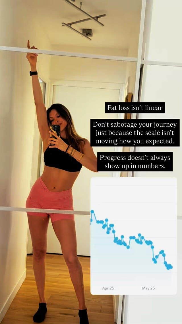 📉 Tu crois que tu stagnes ? Lis bien⬇️✨
Tu suis tout à la lettre… mais la balance ne bouge pas.
Et là, le doute arrive. Tu remets tout en question.
Tu perds ta motivation. Tu sabotes tes efforts.
⚠️ Stop. La perte de gras n’est jamais linéaire.
💥 Ce qui peut masquer tes progrès :
💧 Rétention d’eau
🔥 Inflammation
🌀 Digestion
📆 Cycle menstruel
⚖️ Hormones
💊 Médicaments
Dans mon cas, ces dernières semaines, j’ai dû géré de l’Inflammation + ma phase lutéale.
J’ai respecté mon plan à 100 % :
✅ Macros OK
🚶♀️ Pas quotidiens faits
🏋️♀️ Entraînements assurés
📉 Et pourtant… la balance ne bougeait pas vraiment.
J’aurais pu abandonner. Me dire que je suis une exception. Revenir à mes anciennes habitudes.
Mais j’ai continué. Parce que la constance gagne toujours. 💪
🔁 Résultat : -3 kg en 6 semaines.
Pas spectaculaire, mais durable, réaliste, et surtout : je me sens plus forte, plus sèche, plus en phase avec mon corps.
✨ Et la balance ne montre pas tout :
🌿 Inflammation réduite
🌀 Meilleure digestion
🚫 Moins de ballonnements
😴 Sommeil amélioré
💪 Corps plus « lean » visuellement
Tu es peut-être dans cette phase frustrante où tu donnes tout sans retour immédiat.
Mais abandonner maintenant, c’est tuer les résultats qui arrivent.
Ne sous-estime jamais ce que quelques semaines de régularité peuvent accomplir.
🔥 Ne lâche rien. Continue à faire le job. Persévère.
Et les résultats arriveront - même si la balance ne les affiche pas - encore.
👉 Si tu as besoin d’aide pour initier ou débloquer ta transformation…DM “TRANSFO” pour qu’on parle de TES objectifs 🙌
.
.
.
#gymmotivation #fitnessmotivation #onlinecoaching #pertedepoids #fatlossgoals #fitnessjourney #fatlossjourney #pertedegras #fitgirl #fitfrenchies #consistency #coach #nutrition #deficitcalorico #guthealth #perdidadepeso #fitnesstips #perdergrasa #mindset #mujerfitness #resultadosreales #progresonoexcusas #weightlossstruggles #nonlinearprogress #stayconsistent #fatlossmyths #womensfitness #progressnotperfection