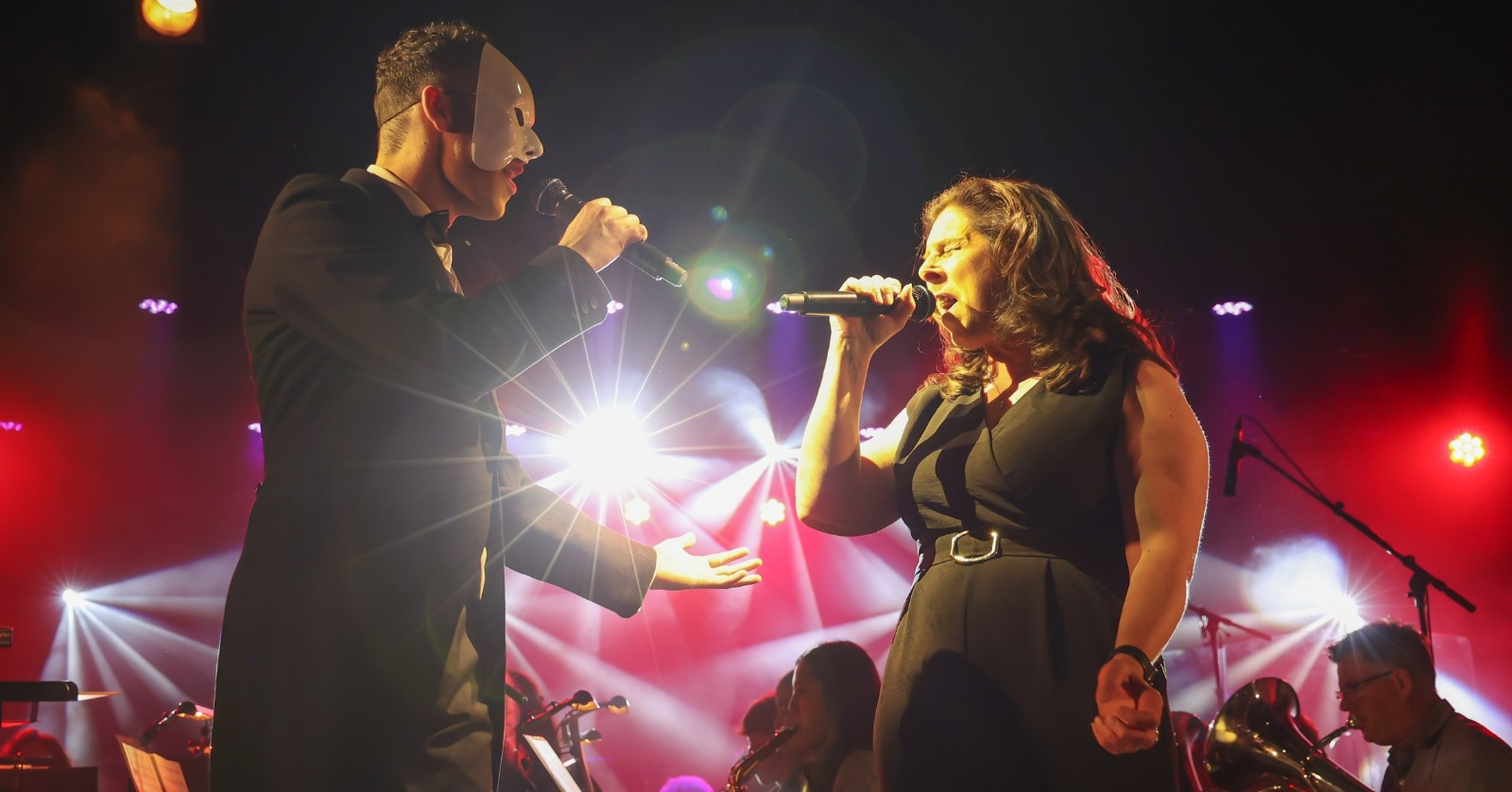 Wanroij en Landhorst bedankt voor een schitterend weekend!
Vorig weekend heeft iedereen kunnen genieten van drie spectaculaire WMW-shows waarin bleek dat Landhorst en Wanroij vol muzikaal talent zitten. ,’t Wapen van Wanroij’ stroomde driemaal tot de nok toe vol met een fantastisch publiek wat verwend werd met een magische show.
In samenwerking met muziekvereniging ‘St. Jan’ heeft het WAC Landhorst en Wanroij een verjaardagscadeau gegeven waar iedereen nog lang over na zal praten!
Van de palingsound, schlagers en smartlappen tot rockchicks, heavy metal en opera: ‘All Colours of Music’ kwamen voorbij in ,’t Wapen’.
Het veelzijdige programma maakte van alles los bij het publiek. Het ene moment werd er uit volle borst meegezongen of de polonaise ingezet, het andere moment werd er bijna ademloos geluisterd en zelfs hier en daar met kippenvel een traantje weggepinkt. Gevoelige liedjes, energieke optredens, meezingers en dat alles in een geweldige show: alles kwam voorbij.
,’t Wapen’ voelde als één grote familie, waarbij niet alleen de artiesten, maar ook het publiek zich trots leek te voelen door de saamhorigheid en verbinding die alles met zich meebracht.
Ook de vele positieve reacties als “Unne schônne aovend, wâ’n talent!” of “Ik heb van het begin tot het eind met volle teugen genoten van de optredens en muziek!" bezorgden een trotse glimlach bij de artiesten, muzikanten en organisatie.
Een groot compliment en veel dank aan alle artiesten, muzikanten, bandleden, publiek en alle anderen die dit weekend zo’n groot succes hebben gemaakt!
Op naar 70 jaar WAC over 5 jaar!
Zie voor meer foto's: www.wac.nu/fotos/wanroijs-music-weekend/
WAC @wacwanroij FEZZ @fezzband