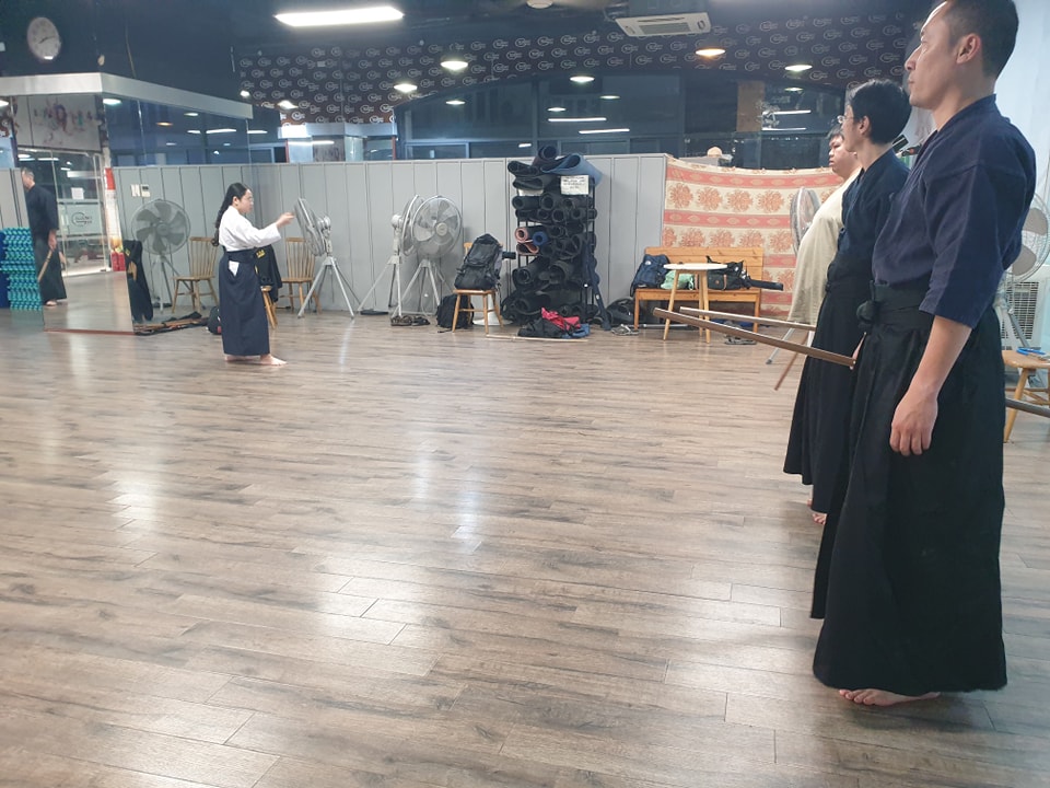 🥋 Endure. In the quiet hours of practice, when the body aches and progress seems distant, remember—this is the way. Shintō Musō Ryū Jōdō is not a path of ease but of transformation. Each strike, each kata, forges character. Budo teaches us that true strength is born from hardship, shaped by discipline, and sustained by patience. Perseverance is not a moment—it is a habit. We bow, we breathe, we begin again. Because on the other side of struggle lies mastery—not just of the jō, but of the self. Keep training. The path is long, but every step is worth it. ⛩
🥋 Hãy kiên cường. Trong những giờ luyện tập lặng lẽ, khi thân thể rã rời và tiến bộ dường như xa vời, hãy nhớ—đây là con đường. Shintō Musō Ryū Jōdō không phải con đường dễ dàng, mà là con đường chuyển hoá. Mỗi đòn đánh, mỗi bài kata, đều rèn giũa nhân cách. Budo dạy rằng sức mạnh thật sự được sinh ra từ gian khổ, được tôi luyện qua kỷ luật và được nuôi dưỡng bằng sự kiên nhẫn. Sự bền bỉ không phải là khoảnh khắc—mà là thói quen. Chúng ta cúi chào, hít thở và bắt đầu lại. Bởi vì bên kia của thử thách là sự tinh thông—không chỉ của jō, mà còn của chính bản thân. Hãy tiếp tục tập luyện. Con đường còn dài, nhưng từng bước chân đều xứng đáng. ⛩
Join us!
Busetsukan Aikido Iaido Jodo
Mondays iaido and jodo 20.00-21.30
Fridays aikido 20.00-21.30
Saturdays aikido bukiwaza 18.00-19.30
4th Floor, 71 Nguyen Chi Thanh, Ba Dinh, Hanoi
#badinh #poland #aikikai #martialartslife #iaijutsu #jojutsu #vietnam #hanoi #jodo #iaido #japanesemartialarts #martialarts #bushido #osensei #ueshibamorihei #aikidoka #aikidoaikikai #aikido #budo