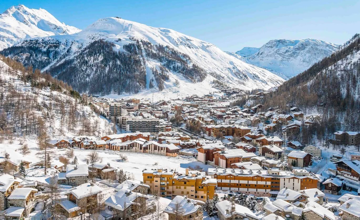 For a luxury ski holiday in the snow-tipped French alps, look no further than the infamous Val-D’isere ski resort! With 150 km of pistes throughout the area known as L’Espace Killy, the resort is truly a giant in the world of skiing not only offering awe-inspiring mountain faces for skiers and snowboarders alike but also a vast Aprés-Ski party scene within the traditional wood and stone luxury resort village.
So, to ski in true luxury, contact one of our travel specialists and book your trip to Val D’Isere now at https://www.luxeworld.com.au/enquire/.
#FrenchAlps #LuxeWorld #MomentsThatMatter #LuxurySkiResort #LuxuryCruise #Luxeworld #LuxuryTravel #LuxuryTraveller #LuxuryTravelAgency #LuxuryTravelExperts