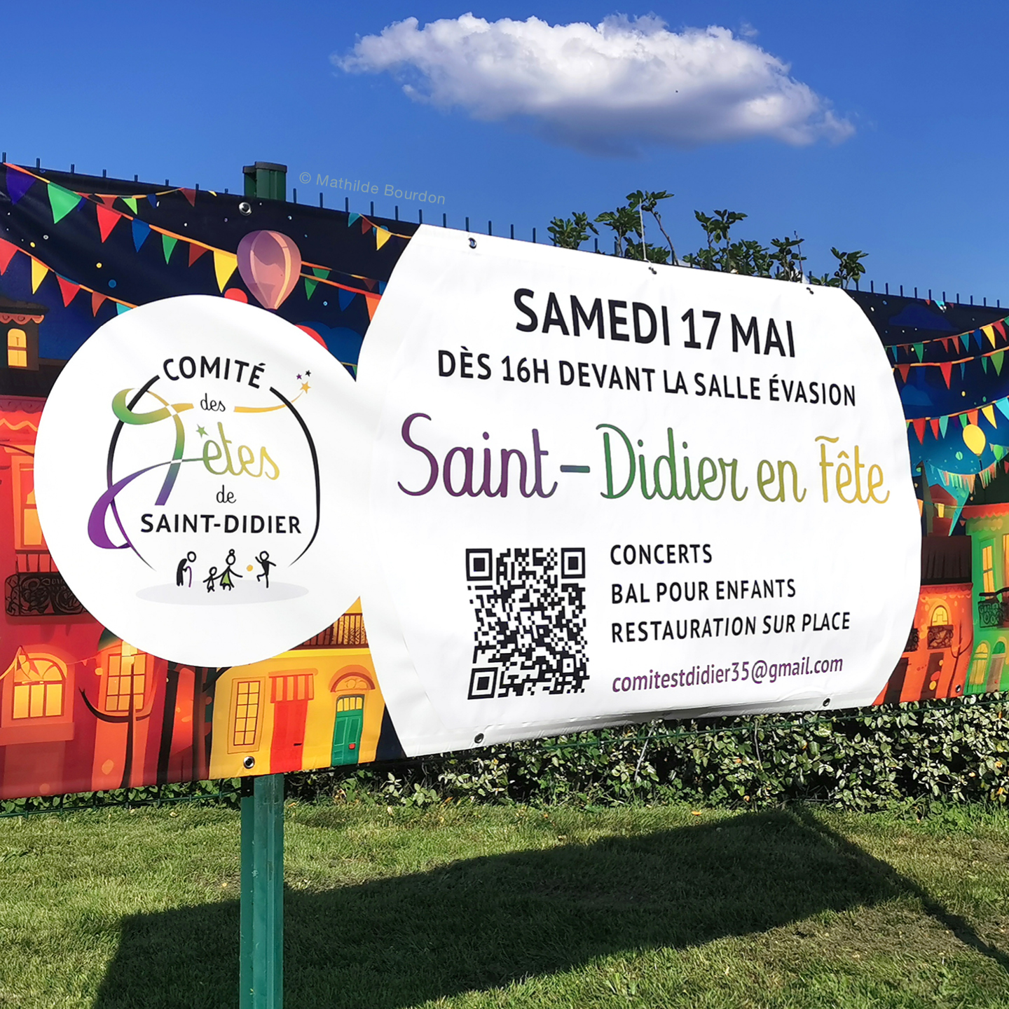 C'est "Saint-Didier en Fête" aujourd'hui dans la Commune de Saint-Didier : un moment convivial pour tous, organisé par le Comité des Fêtes de St Didier !
Un beau progamme vous attend devant la salle Evasion :
💃 Bal pour enfants dès 16h
🎶 concerts du soir
🥘 délicieuse paëlla
🍷🍺 et buvette !
Pour communiquer au mieux sur l'évènement tout en limitant l'impact écologique, j'ai créé pour l'asso :
- une bâche réutilisable de 3m de long avec une base graphique imprimée
- un adhésif personnalisable pour mettre à jour les informations de chaque événement de l'année
Mais pour donner le ton et l'ambiance de la soirée, rien ne vaut une affiche aux couleurs de l'association 💜🍀🌟
Il y a deux ans, j'avais également participé à la création du logo de l'asso 🥰
L'équipe avait organisé un concours de logo et ils m'avaient demandé de finaliser le dessin gagnant. Le résultat : un logo festif, dynamique et intergénérationnel !
Merci au Comité des Fêtes pour votre confiance renouvelée 🙏
Et belle soirée à tous !
#graphismecréatif #graphismeenfrance #graphisme #événementiel #communicationevenementielle #bache #adhésif #créationgraphique #graphistefreelance #graphistevitré #graphisterennes #communicationvisuelle #saintdidier35 #chateaubourgautop #mathildebourdon #instagraphic #ınstaart