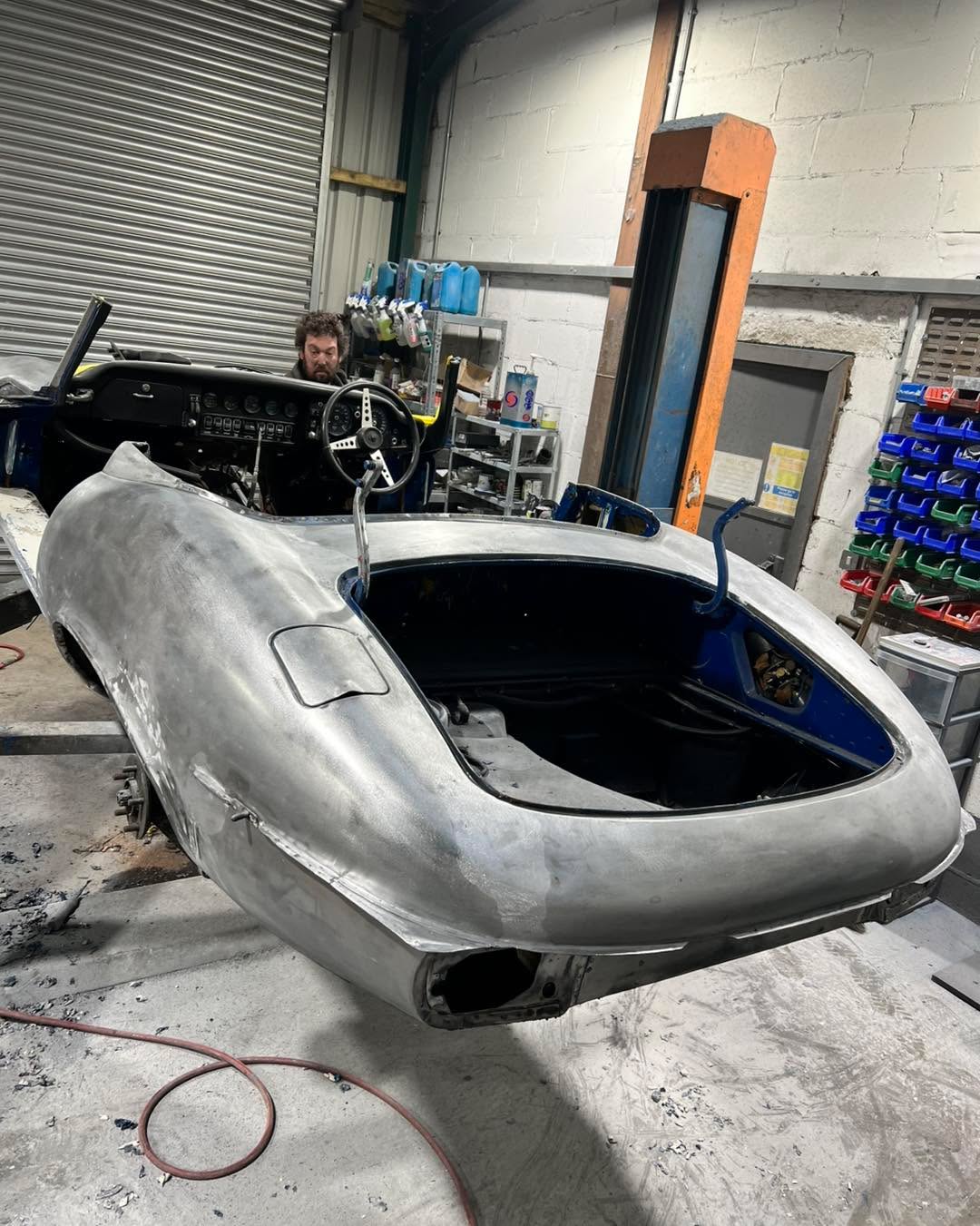 All repairs and body work including new rear arch’s and bad cills repairs completed, engine overhauled and refitted and panels hung and gaps checked on the E-type and after a coat of etch it was in for primer and interior colour. Next week will see the refit of the fuel tank and some fresh fuel lines in the boot then it will be back running and driving now we have sorted the incorrectly fitted gear box mount. Just prep the primer ready for the top coat then on to the rebuild. Looking forward to seeing this one complete. 💎
#hdrestorations #classiccars #carrestoration #classiccarrestoration #etype #etypejaguar #etypeuk #etypev12 #etypeseries3