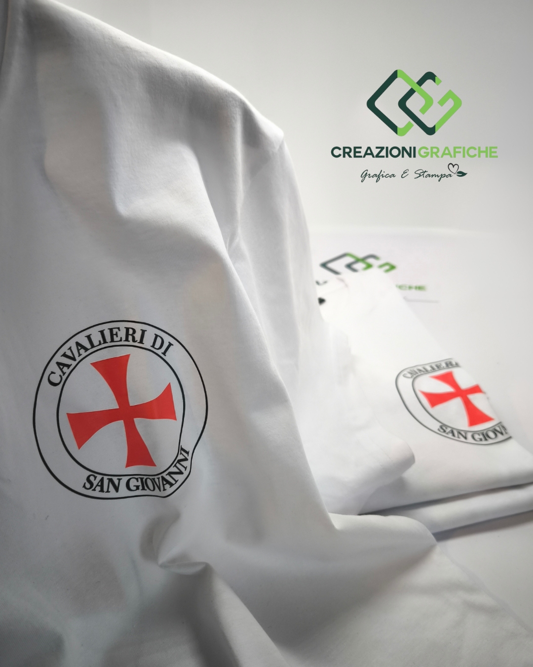 👕⚔️ I Cavalieri di San Giovanni sono arrivati… in t-shirt!
Sì, avete capito bene! A Creazioni Grafiche non temiamo né armature né crociate… solo cotone biologico e tanta creatività!
In vista della Sfilata dei Turchi, mancano solo 10 giorni e noi siamo già in clima di festa! 🎉
Abbiamo preparato delle t-shirt speciali dedicate ai nostri impavidi cavalieri, pronte per essere indossate da chi vive la tradizione con passione... e anche con un po’ di stile!
📍Passate in negozio se volete vivere la Sfilata dei Turchi in modo davvero originale, con una t-shirt o una felpa personalizzata che unisce storia, ironia e creatività!
#CreazioniGrafiche #CavalieriInTshirt #SfilataDeiTurchi #Potenza #tradizione #stile #artigianato #mancaPoco #cavalieridisanGiovanni #tshirtdautore