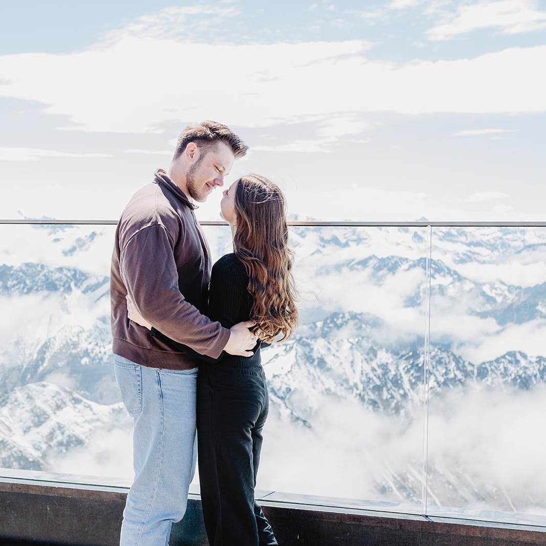✨ Bergliebe ✨
Draußen in der Natur zu sein, die Sonne auf meiner Haut zu spüren, den Blick über die Landschaft schweifen zu lassen 🤍
In diesen Momenten finde ich so viel Ruhe, so viel Inspiration.
Umso war größer natürlich meine Freude nach der Zusage, ein Paarshooting im wunderschönen Allgäu zu fotografieren! 🙌😍
Wir hatten so eine schöne Zeit miteinander und ich bin soo so verliebt in die beiden und die wundervollen Bilder, die dort entstanden sind 🥰
Wie ist das bei euch? Könnt ihr euch auch vorstellen, eure besonderen Momente an einem Herzensort festzuhalten?
Ob Berge, See oder euer ganz persönlicher Lieblingsplatz – ich freue mich darauf, eure Geschichte dort mit meiner Kamera einzufangen. Schreibt mir gerne, wenn ihr Lust auf echte Erinnerungen an eurem Kraftort habt! ✨