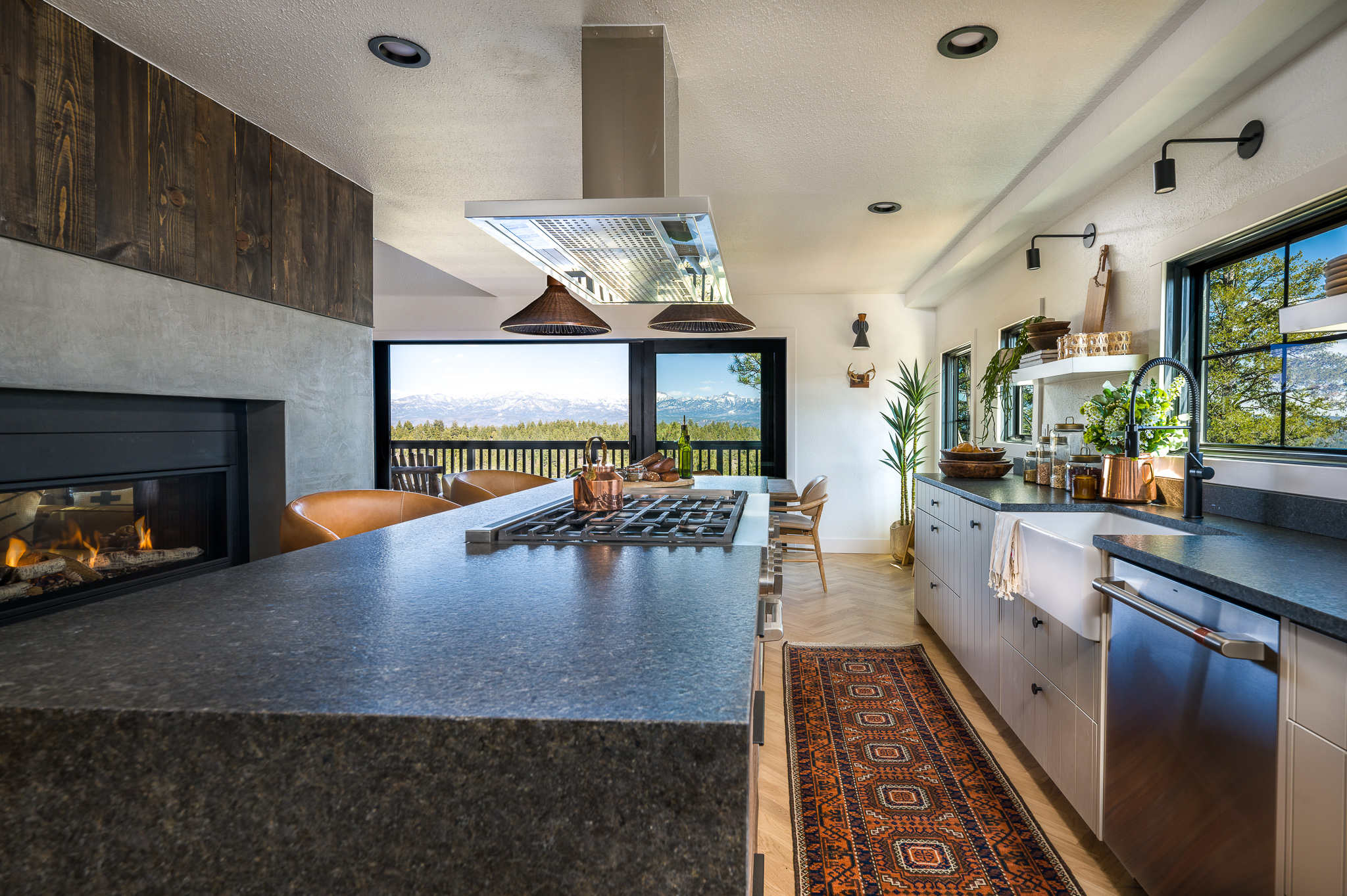 A kitchen that connects you to the outdoors—with materials that ground you and views that inspire.
.
Design/Construction: @rootdesignco
.
#ModernRustic #MountainHome #InteriorInspo #rootforeachother #production #marketing #kitchen #kitcheninspo #kitchenview #mountainview #joncahillphoto