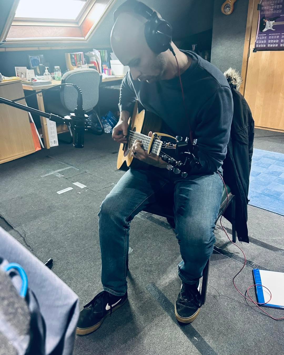 Dan the man @desteban6 was back in the studio recording some guitar and bass for a new choon of his. Stunning track. This one will also feature the cajon and some drums by yours truly 🙌🏼
#musicstudio #soundproduction #makingmusic #musicproducerlife #engineer #millermusic #musicproducer #musicproduction #producer #recordingstudio #sound #singersongwriter #paisley #pro #tracking #mixer #renfrewshire #drumtracking #recording