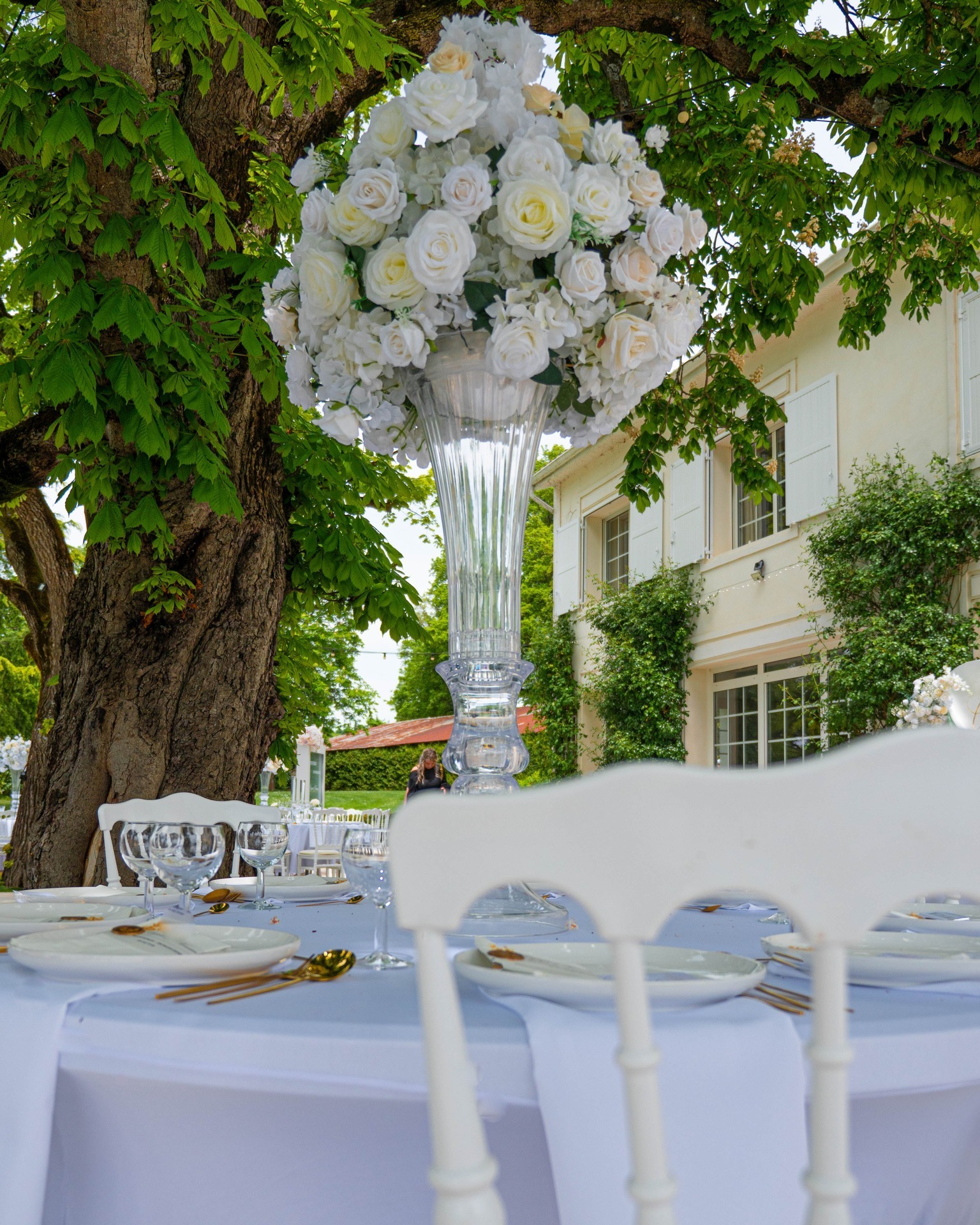 Sous l’ombre bienveillante des arbres centenaires du domaine, une table élégamment dressée attend les promesses d’un amour éternel. Entre fleurs blanches et éclats dorés, les fiançailles prennent ici des airs de conte de fées. ✨
Photographe : @oceane_intemporel_photography
Panneau d'eau/ photobooth : @cyme_events
Mocktail : @omaymocktails
Traiteur : @odelices266
Décoration : @chic_deco_events_26
Gâteau : @dk_cakedesign
Domaine : @domaine_de_bonaveau