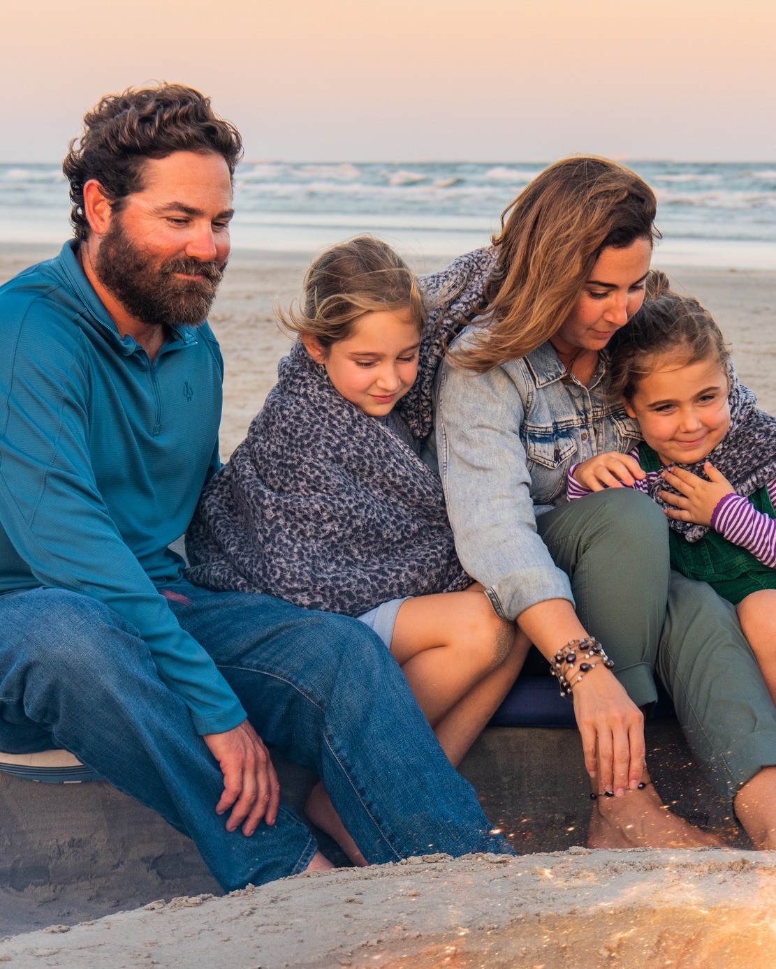 Our perfect Port Aransas summer itinerary spent at Villa Blue:
🌊 Wake up slowly. Coffee outside.
🌊 Beach until you’re sun-kissed and salty.
🌊 Afternoon cool down with snacks + pool lounging.
🌊 Golf cart to dinner because… fun.
🌊 Sunset bonfire by the beach.
🌊 Back home for a movie.
No chaos. No schedules. Just beachy bliss with people you actually like.