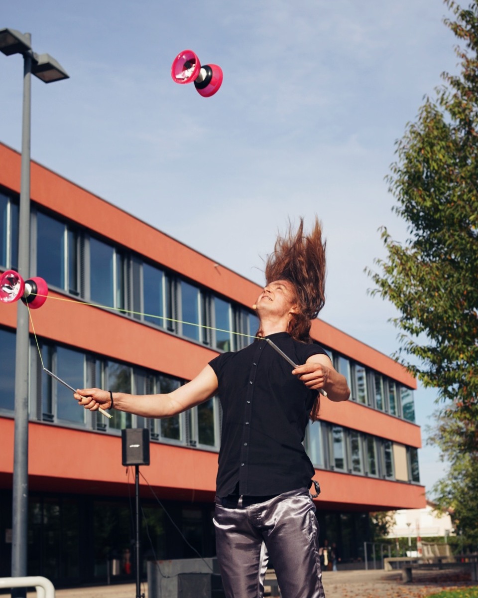 Mon spectacle # Authentique arrive bientôt dans les rues… à ne pas manquer !🙃📷 @lisapolansky_photo
.
.
.
.
.
.
#janhimself #ilovemyjob #swissartist #swissevent #event #swisswedding #streetartist #artsderue #spectaclederue #strassenshow #streetartist