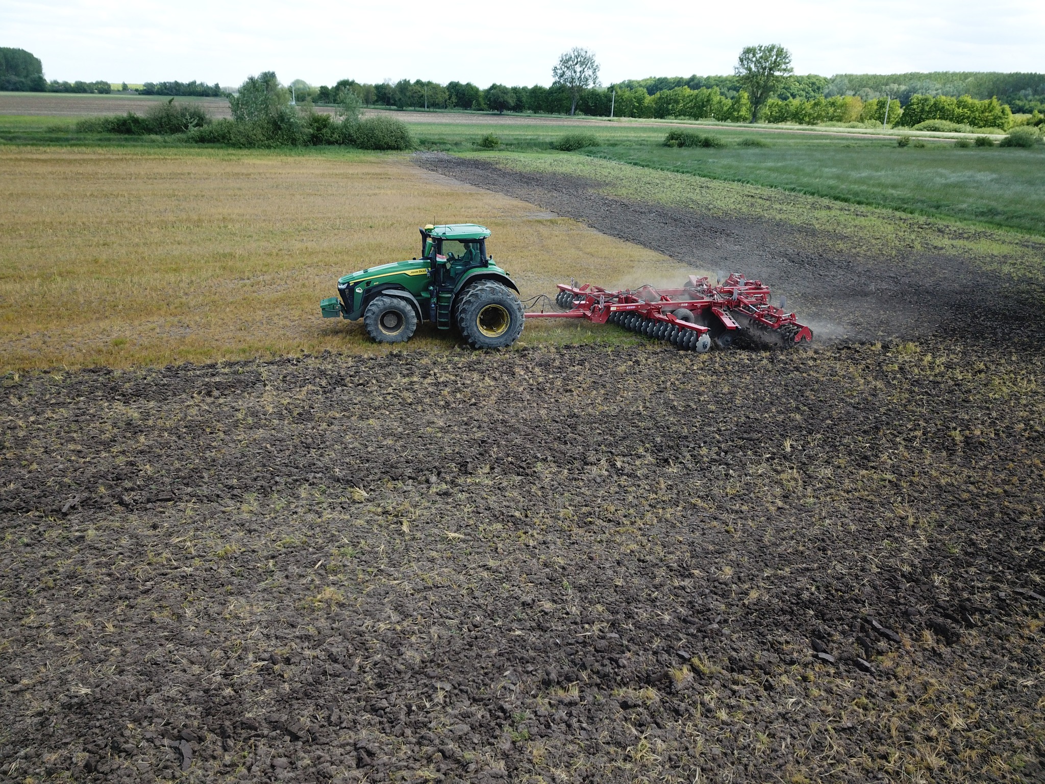 🌱 Egy kis visszatekintés néhány héttel ezelőttre...
Ahogy telnek a napok, már szinte el is felejtjük, milyen is volt pár hete a tavaszi vetés! Ilyenkor már szépen kelnek a sorok, de azért jó érzés visszagondolni akkorra, mikor még a vetőgéppel róttuk a földeket. 🚜
Reméljük, nálatok is rendben lezajlott a vetés, és most már ti is várjátok az első zöld sorokat a határban! 🌾🌻
Ha szeretitek az ilyen kulisszák mögötti pillanatokat, kövessetek minket, mert idén is sok tartalom várható a Kishomok tanyán! 💚