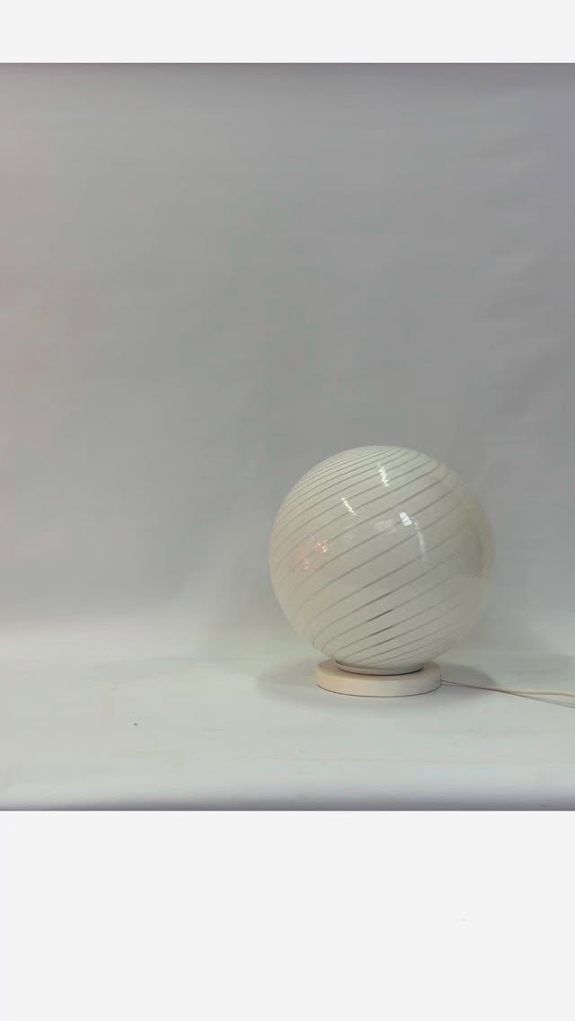 Why is it so hard to capture the real size in pictures?
#berlininterior #vintagefurniture #vintagemöbel #vintagefurnitureforsale #berlinvintage #interiordesign #vintagehunting #vintagelamp