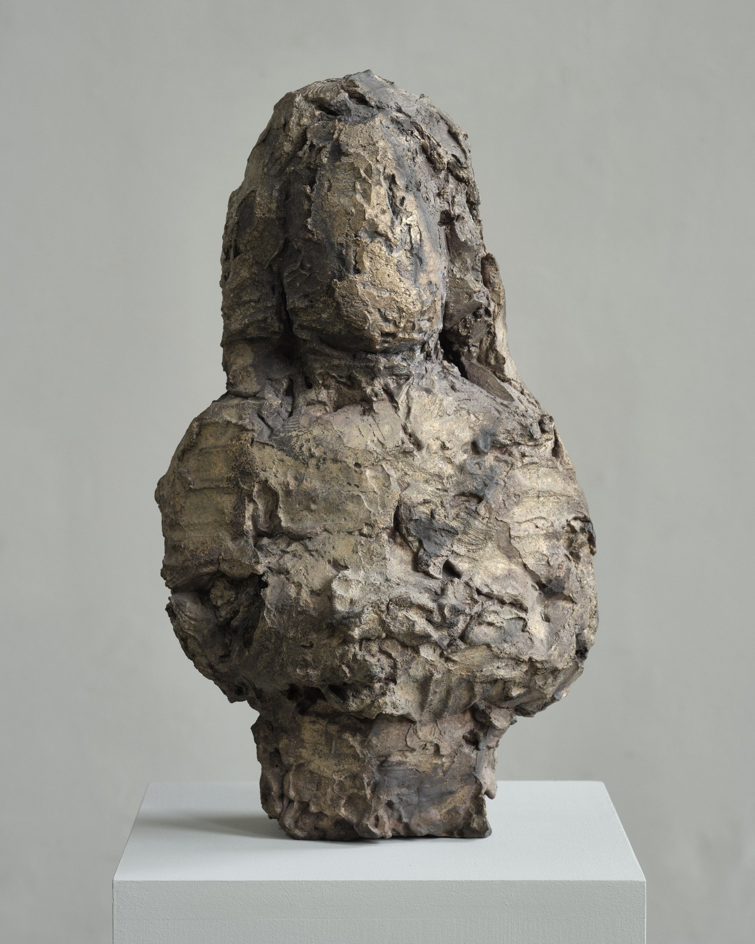 Hans Josephsohn was a Swiss sculptor born in 1920 in Königsberg, then the German province of East Prussia. Born into a wealthy Jewish family, he was attracted to sculpture from an early age. However, because he was Jewish, he was denied access to art schools in his country. In 1938, he moved to Florence to study sculpture. Unfortunately, his apprenticeship was abruptly interrupted by the outbreak of the Second World War, and Josephsohn fled to Switzerland. In Zurich—where he remained for the rest of his life—he met Otto Müller, and began working in his own studio in 1943. He exhibited his work for the first time in 1964, and did not make a name for himself outside of Switzerland until the late 1990s. Josephsohn began sculpting slender, almost symmetrical figures reminiscent of Egyptian steles.
The sculptor is best known for his later abstract volumes, half-figures of sorts resembling blocks of stone, whose details are blurred and indeterminate. Mainly figurative, his volumes are marked by a strong anthropomorphic dimension: heads, busts, standing, seated or reclining figures, often of monumental proportions. The sculptor takes his inspiration from real people—often female—but his sculptures remain devoid of any individualization. They are defined above all by their strong corporality, and aim to capture the essence of the body. Transcending mere representation, his approach can thus be understood as an exploration of the human condition. The desire for permanence plays an essential role: his figures “must be enduring in their expression, in their stance”.
Hans Josephsohn works mainly in plaster, which enables him to imprint his gestures more easily on the material. Sometimes cast in bronze and more often in brass, the malleability of plaster enables him to develop his forms touch by touch: his imprints remain visible. The artist died in 2012; his estate is represented by Galerie Felix Lehner and Max Hetzler. In winter 2024, the Musée d'Art Moderne de la Ville de Paris presented the artist's first retrospective in France, curated by Albert Oehlen. Prior to this, he had only been shown once in Paris in 2007.
#hansjosephsohn #sculptures #contemporaryart #art