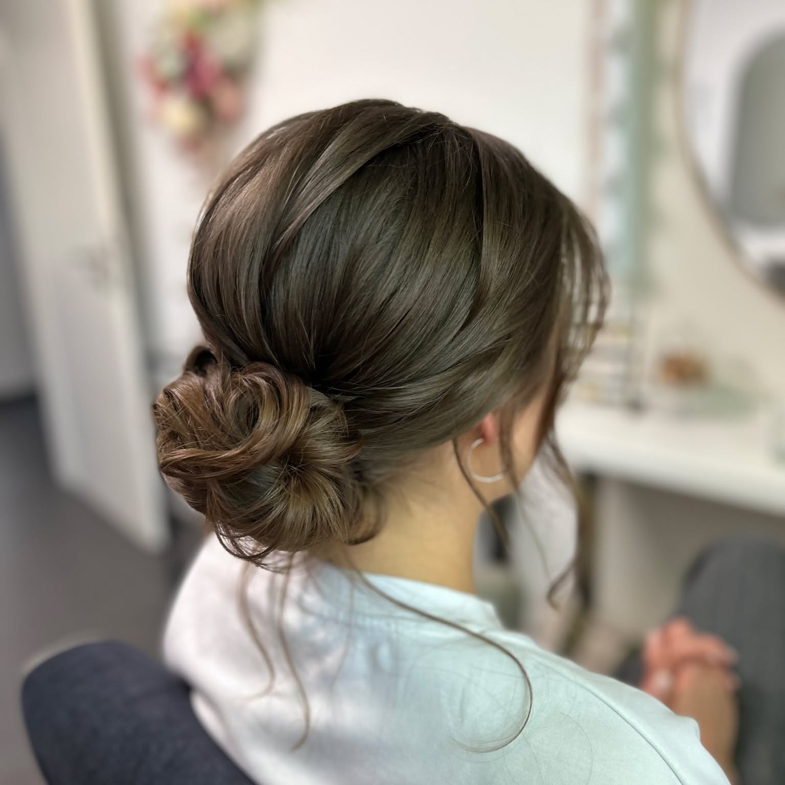 💇♀️ Wann gehe ich am besten zum Friseur vor der Hochzeit?
Dein großer Tag rückt näher – und natürlich möchtest du, dass Haare & Farbe perfekt sitzen! Aber wann ist der richtige Zeitpunkt für Schnitt, Farbe oder Pflegebehandlungen?
✨ Hier unsere Empfehlung für deinen Zeitplan:
🗓️ 6–8 Wochen vor der Hochzeit:
– Probetermin für Frisur und ggf. Make-up
– Besprechung des Looks, Stilrichtung, Haarschmuck
– Haarpflege-Check: Was braucht dein Haar noch?
🗓️ 3–4 Wochen vorher:
– Friseurbesuch für Schnitt (z. B. Spliss entfernen)
– Farbe/Strähnen auffrischen – jetzt ist Zeit für kleine Korrekturen
– Pflegebehandlung für mehr Glanz & Geschmeidigkeit
🗓️ 1 Woche vorher:
– Optional: Toner oder Glanzkur
– Kein radikaler Schnitt oder Farbwechsel mehr!
🗓️ Morgens vor der Hochzeit:
– Haare waschen und föhnen
– Kein Leave-in-Produkt – das Styling hält so besser
💬 „Ein guter Look beginnt mit guter Planung – gönn dir Zeit und Ruhe für dich.“
#Brautvorbereitung #FriseurVorDerHochzeit #Brautstyling2025 #Hochzeitszeitplan #Brautfrisur #PerfekterLook #WeddingReady #HairChecklist