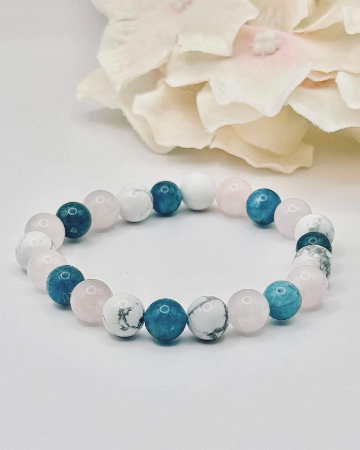 Retour en douceur 💜
Ces derniers mois, j’ai pris du recul. J’avais besoin de temps pour moi, pour me recentrer et avancer à mon rythme, sans pression.
Aujourd’hui, j’ai envie de revenir doucement ici. L’envie de partager ce que j’ai appris et ce que j’apprends encore, ce qui me passionne, et de recréer du lien avec vous.
Je crois au plus profond de moi que les pierres et la connaissance de soi peuvent nous aider à trouver plus d’équilibre dans nos vies. Et c’est ce que j’ai envie de partager avec vous, simplement.
Merci d’être là. C’est un plaisir de vous retrouver.