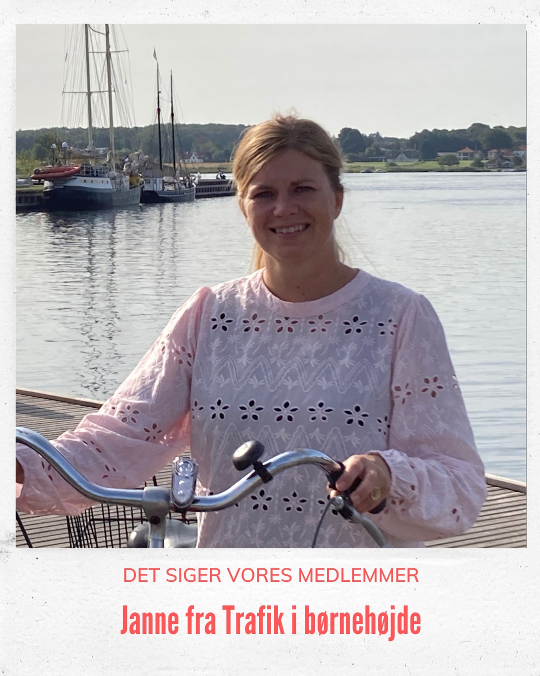 Hvorfor Work2gether? Vi har bedt vores medlemmer dele deres personlige grunde til at være en del af vores hus. I dag kan du møde Janne fra @trafikibornehojde
Janne Westfahl Heichelmann - Trafik i Børnehøjde
Selvstændig siden 2013
▪️ Hvorfor har du valgt at være en del af Work2gether?
Netværk. Jeg har virksomhed sammen med min mand, og en kontorplads på Work2gether giver os begge mulighed for at tale med andre selvstændige i hverdagen. Derudover er er her æstetisk flot, indbydende og lækkert at være.
▪️ Hvordan vil du beskrive atmosfæren i Work2gether?
Værterne er virkelig dygtige til deres job. Når jeg selv er ind-og-ud af huset et par gange om ugen, ligesom mange andre medlemmer også er det, betyder det rigtig meget, at værterne er gennemgående. Det er rart, der er nogle "faste" ansigter, man ved hvem er. De er oprigtigt nysgerrige på hvordan det går med de forskellige virksomheder og supplerer hinanden super godt.
▪️ Hvad er det bedste ved at være en del af Work2gether?
Stemningen blandt medlemmerne – folk er positive og imødekommende over for hinanden, og vi glæder os på hinandens vegne, når det går godt.
Rammerne er smukke og lækre. Der er altid vandet blomster osv. - og så er det virkelig fedt med sådan en all inclusive pakke, hvor man ikke selv skal tømme opvaskermaskine osv.
▪️ Hvad er det vigtigste for dig i din hverdag som selvstændig?
Fleksibilitet og varierende opgaver. Vi nyder at være vores egne chefer - og så er det fedt at arbejde sammen med min mand, Johan.
▪️ Hvad er dit bedste råd til andre selvstændige?
Tro på idéen, tag det roligt, vær vedholdende og bevar fokus på opgaven – feks. ved at få en kontorplads ude i byen, så du får skilt dit arbejdsliv og dit hjemmeliv.