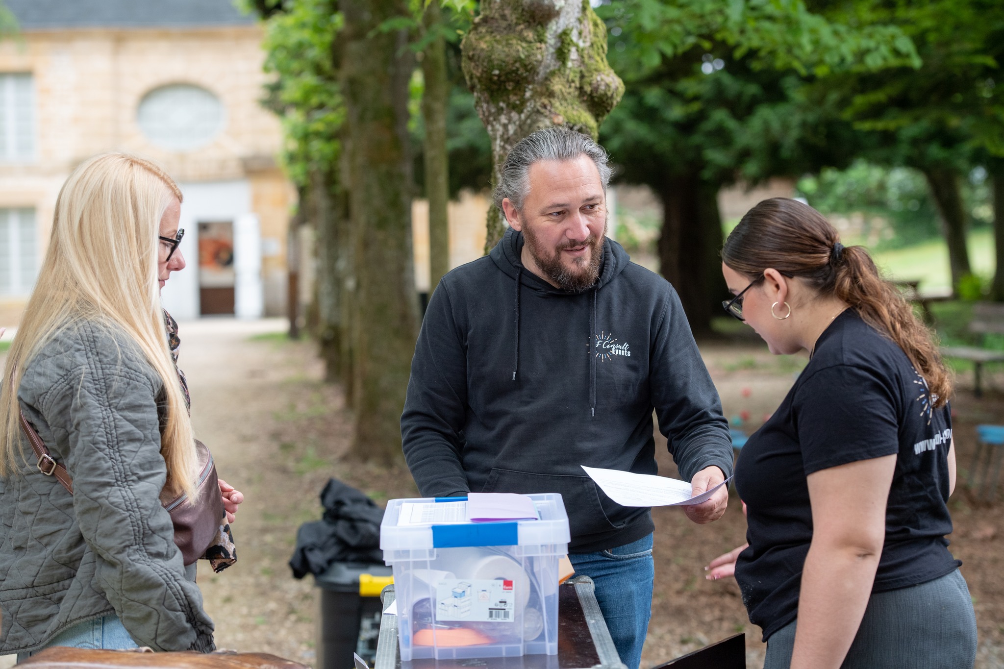 Retour d'Ă©vĂ©nement, ĂȘtre une entreprise engagĂ©e
1 événement
500 invités
Pour assurer, cet événement j'ai coordonné mes prestataires et partenaires habituels, mais j'avais besoin de renfort ponctuel sur cette journée.
- Animation stand pop-corn et Barbe Ă papa
- Animation mascottes
- Animation photobooth et vidéobooth
- Accueil, orientation des invités
Me décharger mentalement de petites missions essentielles au bon déroulement de l'événement.
J'ai fait appel à Sabrina COUTY et la @Mission Locale Charleville pour proposer à des jeunes de vivre une expérience et découvrir ainsi le monde de l'événementiel grandeur nature.
Je ne peux qu'ĂȘtre positif sur le travail accompli, sur la motivation et la prise d'initiative de ses 6 jeunes qui se sont joints Ă la #STeam le temps de la journĂ©e.
Merci à leur conseiller pour l'accompagnement et le travail effectué. Assurément, ils seront de nouveau sollicité pour les prochains événements que je vais organiser.
Vous souhaitez organiser un Ă©vĂ©nement ? Vous ĂȘtes une entreprise engagĂ©e ?
S'Consult Events fait appel aux talents et s'inscrit dans la mission d'insertion et de transmission.
Contactez-moi âïž pour parler de votre projet
#sconsultevents #animezmoi #ardennes #inclusion #missionlocale #evenements #transmission