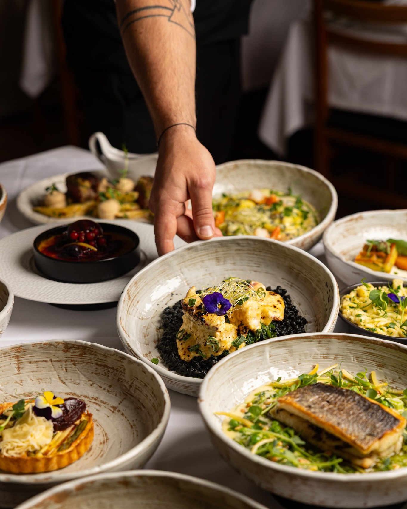 Unsere Karte wechselt mit den Jahreszeiten – der Geschmack bleibt konstant groß.Am besten gleich einen Tisch reservieren, damit du nichts verpasst. 😉
Reservierungen unter www.ef16.at – wir freuen uns auf dich!
#wecreatesmiles
#ef16restaurant #wien #vienna #genuss #dinner #exlusive #tasty #afterwork #weinbar #austrian #mediterran #fleischmarkt #1010wien #ef16vienna #culinaryart #saisonal #feinschmecker