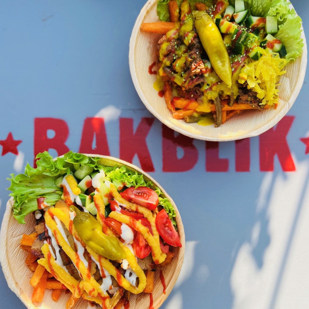 HOOGTE80
29 mei t/m 1 juni vindt je ons voor het eerst op @@h80festival; vier dagen lang genieten van theater, muziek, dans, ontmoeting, eten en drinken en het mooiste uitzicht van Arnhem! Gratis toegankelijk! 🤩
We hopen jullie dus allemaal te zien! We hebben niet alleen onze altijd geliefde wraps mee, maar ook deze twee heerlijke bowls; een Kapsalon met vegan kebab en zoete aardappelfrietjes, en een frietje Jackfruit Rendang! Dit wil je niet missen!! 😋