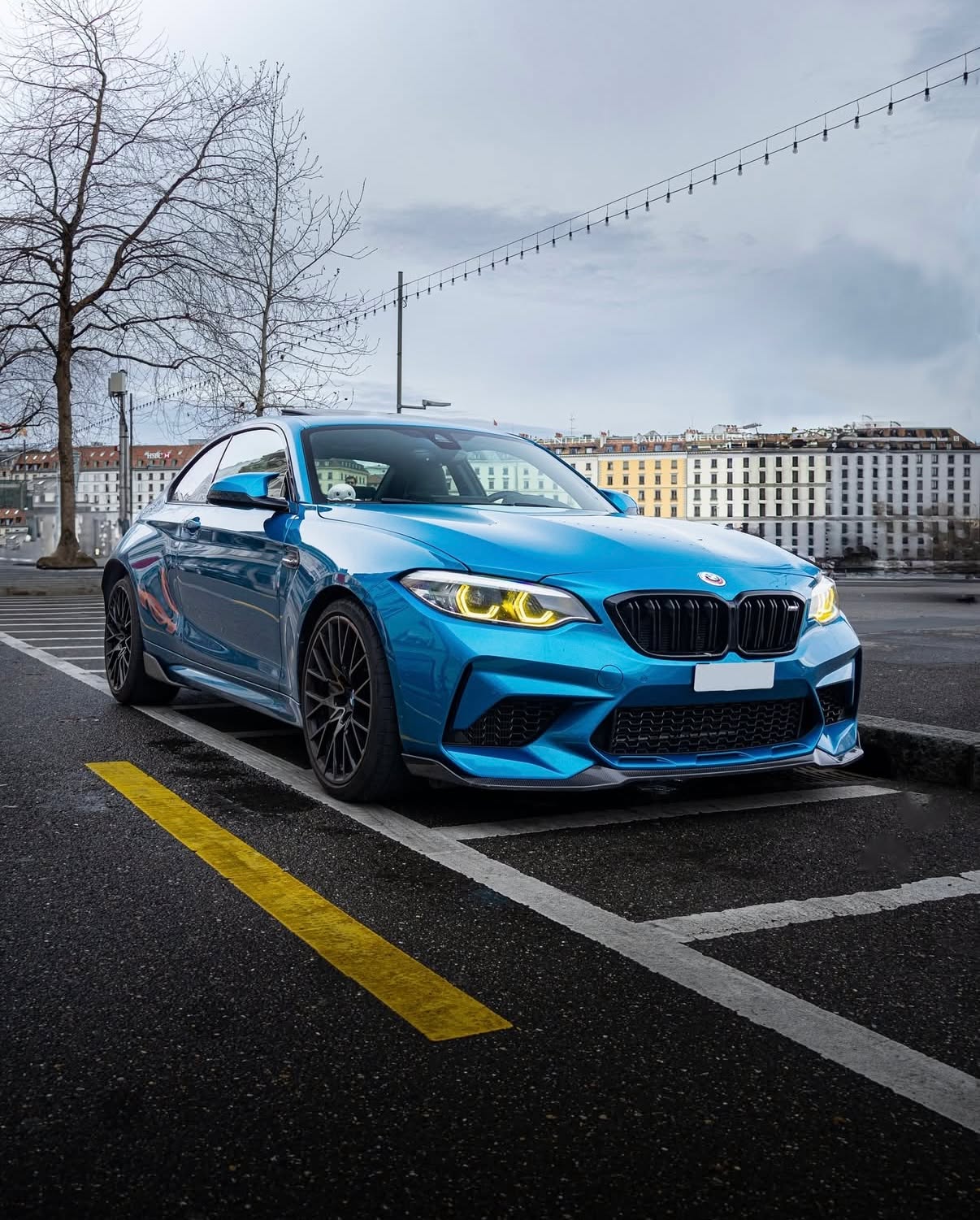 Cette magnifique BMW M2 Competition de @m2c.blue avec notre kit carbone complet homologué DTC :
• Lame avant CS
• Bas de caisse MP
• Diffuseur arrière V-Style
• Spoiler V-Style
Une configuration qui sublime les lignes agressives de la M2C tout en restant 100% légale sur nos routes suisses 🇨🇭
📸 @yosch.y
#CarbonDriver #BMWM2 #M2Competition #M2C #CarbonFiber #SwissHomologation #BMWMPerformance #BMWMNation #DTCHomologation #SwissCars #BMWLife #BMWLove #CarPorn #CarbonParts #AutomobileSuisse #VoitureSuisse #BMWSwitzerland